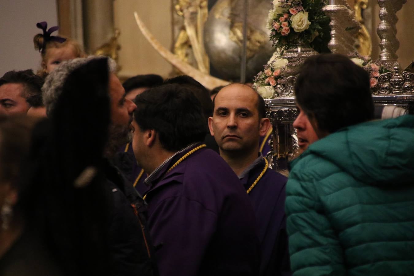 La Iglesia de Santa María de la Encarnación de Jerez de los Caballeros se convirtió, ayer, en el mejor escenario para aunar devoción y sentimiento cofrade. Jerezanos y foráneos se concentraron en su interior para ser partícipes y testigos del sentir y la fe de la Cofradía de 'Nuestro Padre Jesús Nazareno' por sus imágenes titulares. Aunque por la mañana la citada Cofradía sí pudo realizar su ceremonia del Santo Encuentro en el Llano de Santa María, por la tarde, la lluvia impidió la salida de la procesión del 'Santo Entierro'. FOTOS DEL INTERIOR DEL TEMPLO: MARI PAZ ROMERO. FOTOS DE LA SALIDA POR LA MAÑANA: ALBA VENEGAS.