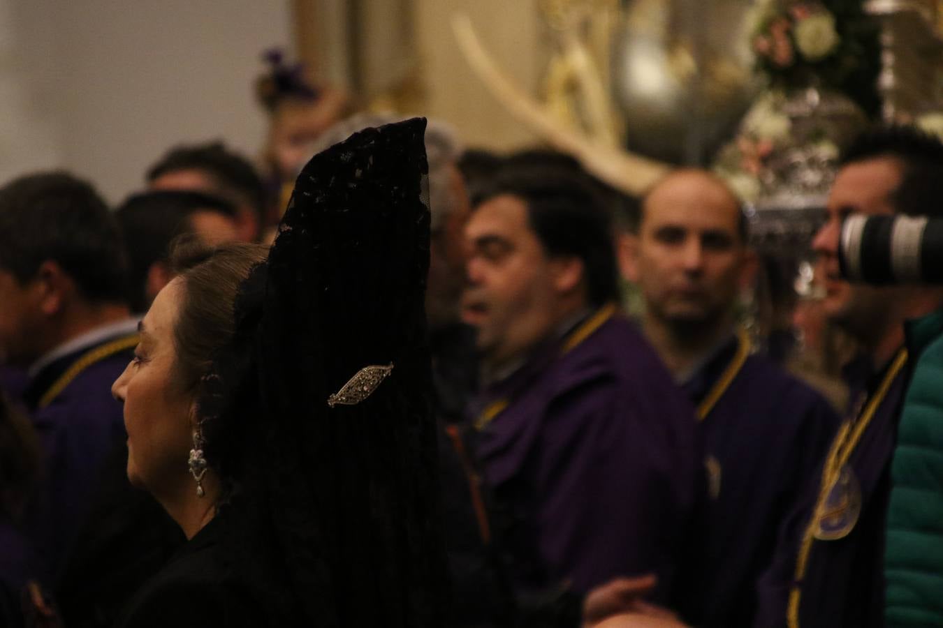 La Iglesia de Santa María de la Encarnación de Jerez de los Caballeros se convirtió, ayer, en el mejor escenario para aunar devoción y sentimiento cofrade. Jerezanos y foráneos se concentraron en su interior para ser partícipes y testigos del sentir y la fe de la Cofradía de 'Nuestro Padre Jesús Nazareno' por sus imágenes titulares. Aunque por la mañana la citada Cofradía sí pudo realizar su ceremonia del Santo Encuentro en el Llano de Santa María, por la tarde, la lluvia impidió la salida de la procesión del 'Santo Entierro'. FOTOS DEL INTERIOR DEL TEMPLO: MARI PAZ ROMERO. FOTOS DE LA SALIDA POR LA MAÑANA: ALBA VENEGAS.