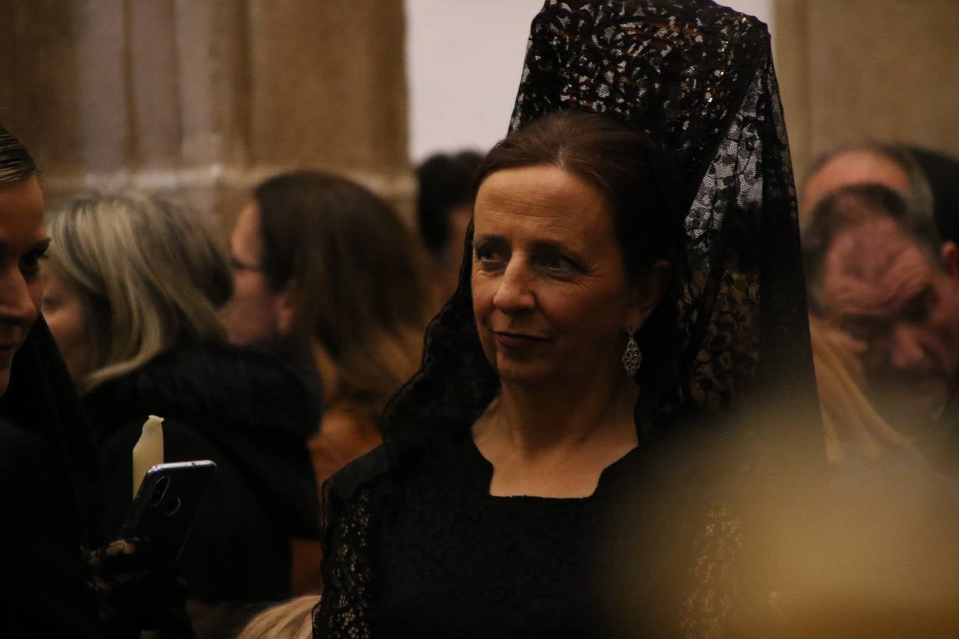 La Iglesia de Santa María de la Encarnación de Jerez de los Caballeros se convirtió, ayer, en el mejor escenario para aunar devoción y sentimiento cofrade. Jerezanos y foráneos se concentraron en su interior para ser partícipes y testigos del sentir y la fe de la Cofradía de 'Nuestro Padre Jesús Nazareno' por sus imágenes titulares. Aunque por la mañana la citada Cofradía sí pudo realizar su ceremonia del Santo Encuentro en el Llano de Santa María, por la tarde, la lluvia impidió la salida de la procesión del 'Santo Entierro'. FOTOS DEL INTERIOR DEL TEMPLO: MARI PAZ ROMERO. FOTOS DE LA SALIDA POR LA MAÑANA: ALBA VENEGAS.