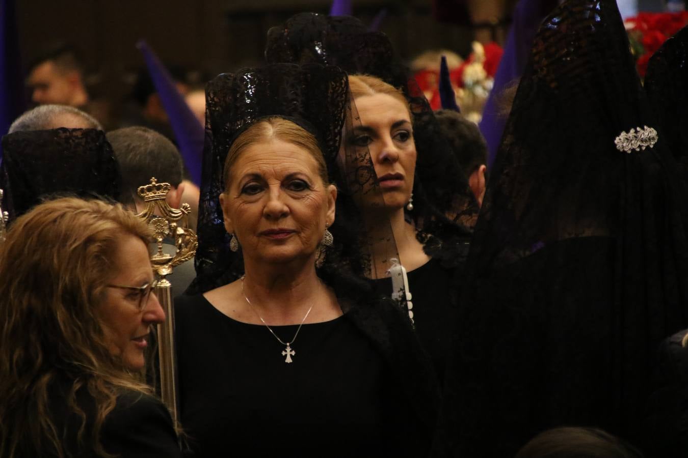 La Iglesia de Santa María de la Encarnación de Jerez de los Caballeros se convirtió, ayer, en el mejor escenario para aunar devoción y sentimiento cofrade. Jerezanos y foráneos se concentraron en su interior para ser partícipes y testigos del sentir y la fe de la Cofradía de 'Nuestro Padre Jesús Nazareno' por sus imágenes titulares. Aunque por la mañana la citada Cofradía sí pudo realizar su ceremonia del Santo Encuentro en el Llano de Santa María, por la tarde, la lluvia impidió la salida de la procesión del 'Santo Entierro'. FOTOS DEL INTERIOR DEL TEMPLO: MARI PAZ ROMERO. FOTOS DE LA SALIDA POR LA MAÑANA: ALBA VENEGAS.