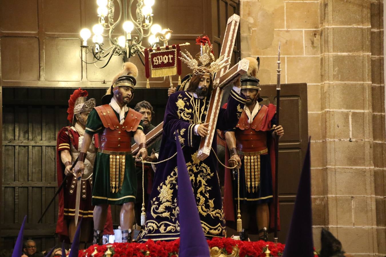 La Iglesia de Santa María de la Encarnación de Jerez de los Caballeros se convirtió, ayer, en el mejor escenario para aunar devoción y sentimiento cofrade. Jerezanos y foráneos se concentraron en su interior para ser partícipes y testigos del sentir y la fe de la Cofradía de 'Nuestro Padre Jesús Nazareno' por sus imágenes titulares. Aunque por la mañana la citada Cofradía sí pudo realizar su ceremonia del Santo Encuentro en el Llano de Santa María, por la tarde, la lluvia impidió la salida de la procesión del 'Santo Entierro'. FOTOS DEL INTERIOR DEL TEMPLO: MARI PAZ ROMERO. FOTOS DE LA SALIDA POR LA MAÑANA: ALBA VENEGAS.