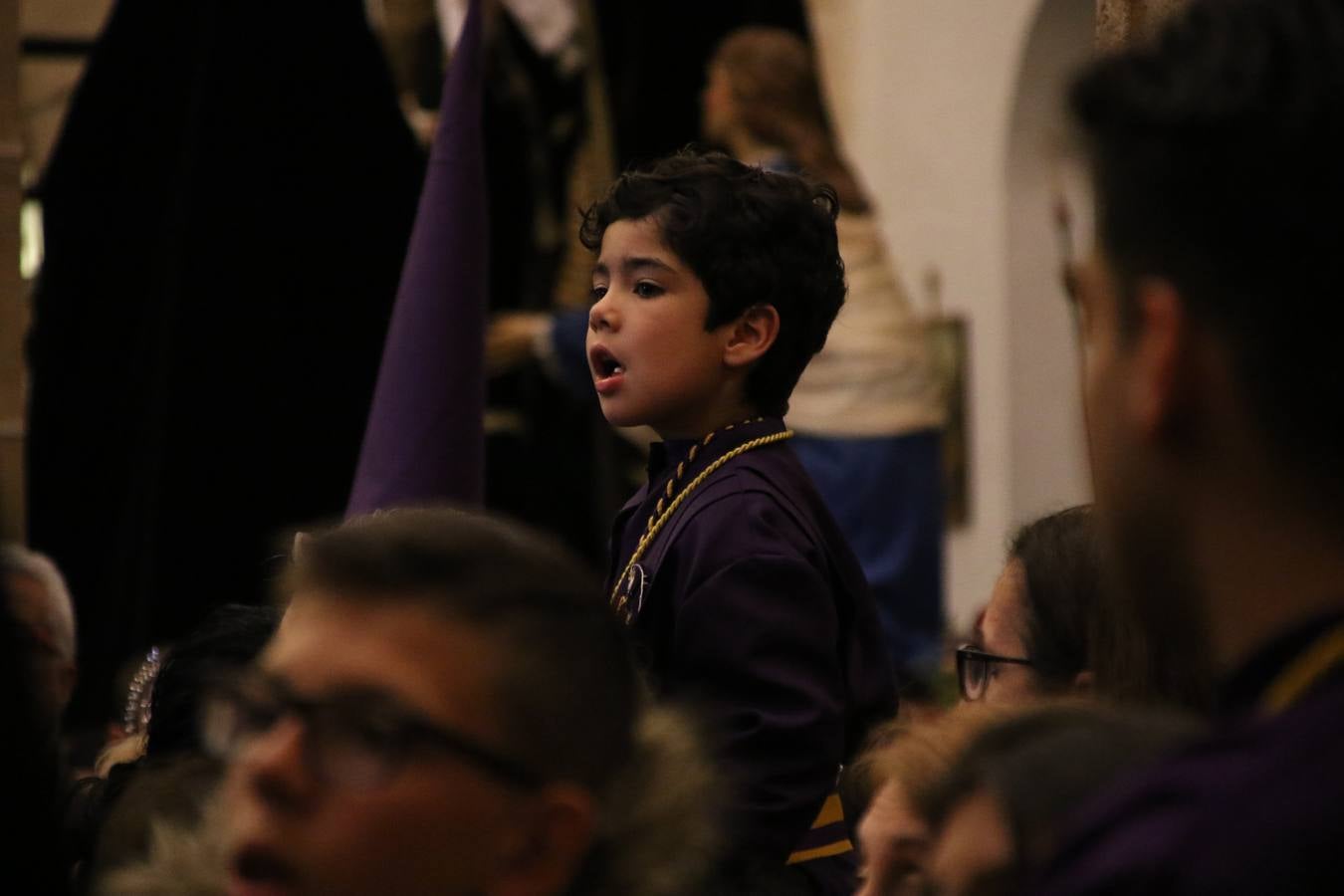 La Iglesia de Santa María de la Encarnación de Jerez de los Caballeros se convirtió, ayer, en el mejor escenario para aunar devoción y sentimiento cofrade. Jerezanos y foráneos se concentraron en su interior para ser partícipes y testigos del sentir y la fe de la Cofradía de 'Nuestro Padre Jesús Nazareno' por sus imágenes titulares. Aunque por la mañana la citada Cofradía sí pudo realizar su ceremonia del Santo Encuentro en el Llano de Santa María, por la tarde, la lluvia impidió la salida de la procesión del 'Santo Entierro'. FOTOS DEL INTERIOR DEL TEMPLO: MARI PAZ ROMERO. FOTOS DE LA SALIDA POR LA MAÑANA: ALBA VENEGAS.