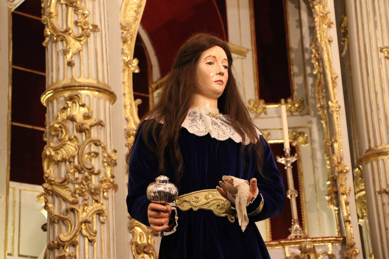 La Iglesia de Santa María de la Encarnación de Jerez de los Caballeros se convirtió, ayer, en el mejor escenario para aunar devoción y sentimiento cofrade. Jerezanos y foráneos se concentraron en su interior para ser partícipes y testigos del sentir y la fe de la Cofradía de 'Nuestro Padre Jesús Nazareno' por sus imágenes titulares. Aunque por la mañana la citada Cofradía sí pudo realizar su ceremonia del Santo Encuentro en el Llano de Santa María, por la tarde, la lluvia impidió la salida de la procesión del 'Santo Entierro'. FOTOS DEL INTERIOR DEL TEMPLO: MARI PAZ ROMERO. FOTOS DE LA SALIDA POR LA MAÑANA: ALBA VENEGAS.