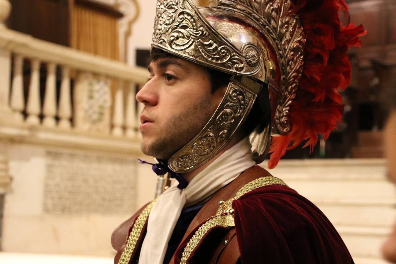La Iglesia de Santa María de la Encarnación de Jerez de los Caballeros se convirtió, ayer, en el mejor escenario para aunar devoción y sentimiento cofrade. Jerezanos y foráneos se concentraron en su interior para ser partícipes y testigos del sentir y la fe de la Cofradía de 'Nuestro Padre Jesús Nazareno' por sus imágenes titulares. Aunque por la mañana la citada Cofradía sí pudo realizar su ceremonia del Santo Encuentro en el Llano de Santa María, por la tarde, la lluvia impidió la salida de la procesión del 'Santo Entierro'. FOTOS DEL INTERIOR DEL TEMPLO: MARI PAZ ROMERO. FOTOS DE LA SALIDA POR LA MAÑANA: ALBA VENEGAS.