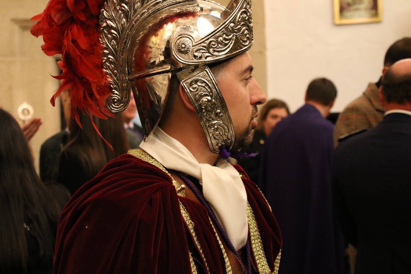 La Iglesia de Santa María de la Encarnación de Jerez de los Caballeros se convirtió, ayer, en el mejor escenario para aunar devoción y sentimiento cofrade. Jerezanos y foráneos se concentraron en su interior para ser partícipes y testigos del sentir y la fe de la Cofradía de 'Nuestro Padre Jesús Nazareno' por sus imágenes titulares. Aunque por la mañana la citada Cofradía sí pudo realizar su ceremonia del Santo Encuentro en el Llano de Santa María, por la tarde, la lluvia impidió la salida de la procesión del 'Santo Entierro'. FOTOS DEL INTERIOR DEL TEMPLO: MARI PAZ ROMERO. FOTOS DE LA SALIDA POR LA MAÑANA: ALBA VENEGAS.