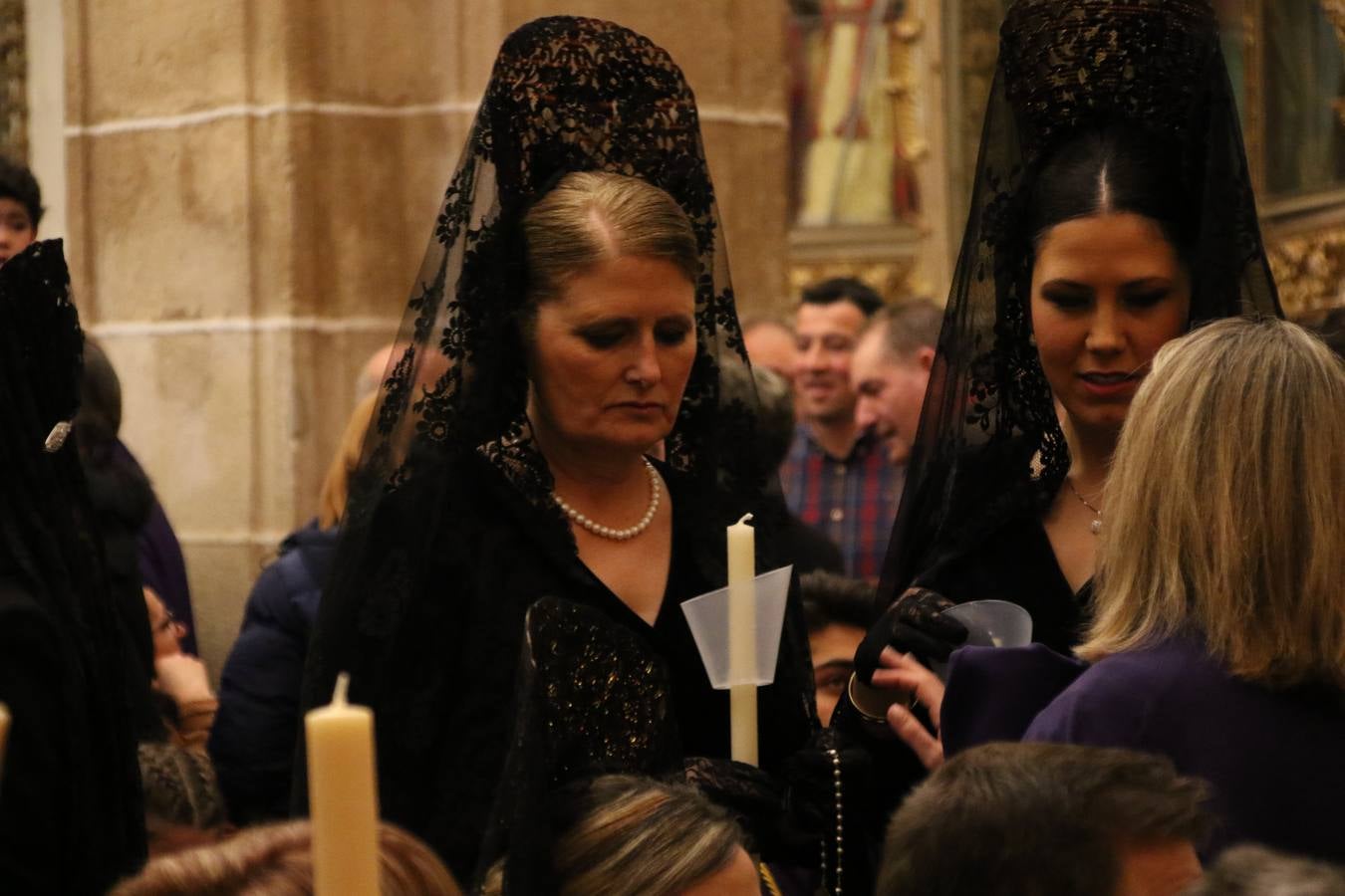La Iglesia de Santa María de la Encarnación de Jerez de los Caballeros se convirtió, ayer, en el mejor escenario para aunar devoción y sentimiento cofrade. Jerezanos y foráneos se concentraron en su interior para ser partícipes y testigos del sentir y la fe de la Cofradía de 'Nuestro Padre Jesús Nazareno' por sus imágenes titulares. Aunque por la mañana la citada Cofradía sí pudo realizar su ceremonia del Santo Encuentro en el Llano de Santa María, por la tarde, la lluvia impidió la salida de la procesión del 'Santo Entierro'. FOTOS DEL INTERIOR DEL TEMPLO: MARI PAZ ROMERO. FOTOS DE LA SALIDA POR LA MAÑANA: ALBA VENEGAS.