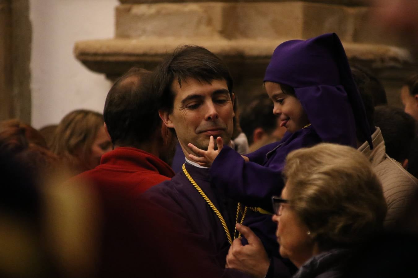 La Iglesia de Santa María de la Encarnación de Jerez de los Caballeros se convirtió, ayer, en el mejor escenario para aunar devoción y sentimiento cofrade. Jerezanos y foráneos se concentraron en su interior para ser partícipes y testigos del sentir y la fe de la Cofradía de 'Nuestro Padre Jesús Nazareno' por sus imágenes titulares. Aunque por la mañana la citada Cofradía sí pudo realizar su ceremonia del Santo Encuentro en el Llano de Santa María, por la tarde, la lluvia impidió la salida de la procesión del 'Santo Entierro'. FOTOS DEL INTERIOR DEL TEMPLO: MARI PAZ ROMERO. FOTOS DE LA SALIDA POR LA MAÑANA: ALBA VENEGAS.