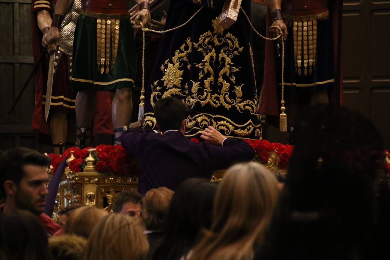 La Iglesia de Santa María de la Encarnación de Jerez de los Caballeros se convirtió, ayer, en el mejor escenario para aunar devoción y sentimiento cofrade. Jerezanos y foráneos se concentraron en su interior para ser partícipes y testigos del sentir y la fe de la Cofradía de 'Nuestro Padre Jesús Nazareno' por sus imágenes titulares. Aunque por la mañana la citada Cofradía sí pudo realizar su ceremonia del Santo Encuentro en el Llano de Santa María, por la tarde, la lluvia impidió la salida de la procesión del 'Santo Entierro'. FOTOS DEL INTERIOR DEL TEMPLO: MARI PAZ ROMERO. FOTOS DE LA SALIDA POR LA MAÑANA: ALBA VENEGAS.