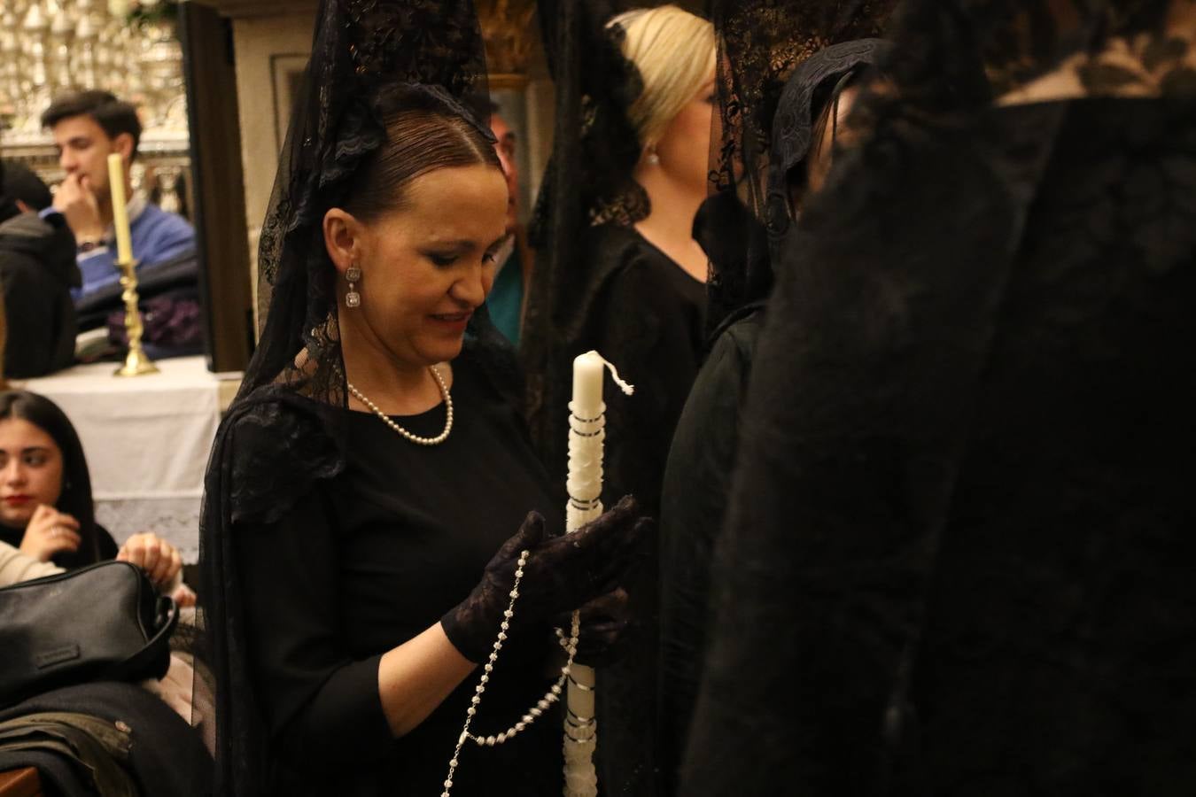 La Iglesia de Santa María de la Encarnación de Jerez de los Caballeros se convirtió, ayer, en el mejor escenario para aunar devoción y sentimiento cofrade. Jerezanos y foráneos se concentraron en su interior para ser partícipes y testigos del sentir y la fe de la Cofradía de 'Nuestro Padre Jesús Nazareno' por sus imágenes titulares. Aunque por la mañana la citada Cofradía sí pudo realizar su ceremonia del Santo Encuentro en el Llano de Santa María, por la tarde, la lluvia impidió la salida de la procesión del 'Santo Entierro'. FOTOS DEL INTERIOR DEL TEMPLO: MARI PAZ ROMERO. FOTOS DE LA SALIDA POR LA MAÑANA: ALBA VENEGAS.