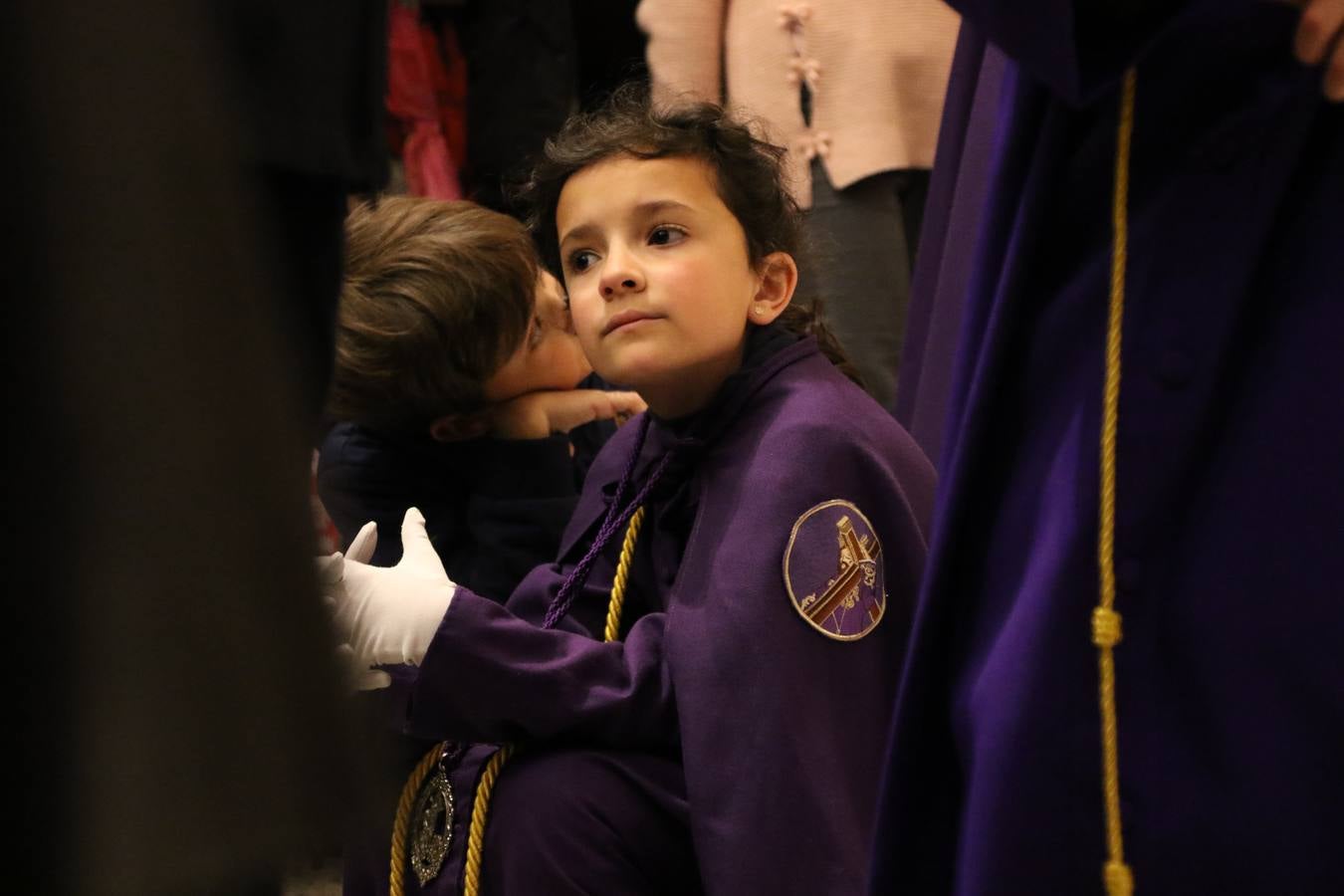 La Iglesia de Santa María de la Encarnación de Jerez de los Caballeros se convirtió, ayer, en el mejor escenario para aunar devoción y sentimiento cofrade. Jerezanos y foráneos se concentraron en su interior para ser partícipes y testigos del sentir y la fe de la Cofradía de 'Nuestro Padre Jesús Nazareno' por sus imágenes titulares. Aunque por la mañana la citada Cofradía sí pudo realizar su ceremonia del Santo Encuentro en el Llano de Santa María, por la tarde, la lluvia impidió la salida de la procesión del 'Santo Entierro'. FOTOS DEL INTERIOR DEL TEMPLO: MARI PAZ ROMERO. FOTOS DE LA SALIDA POR LA MAÑANA: ALBA VENEGAS.