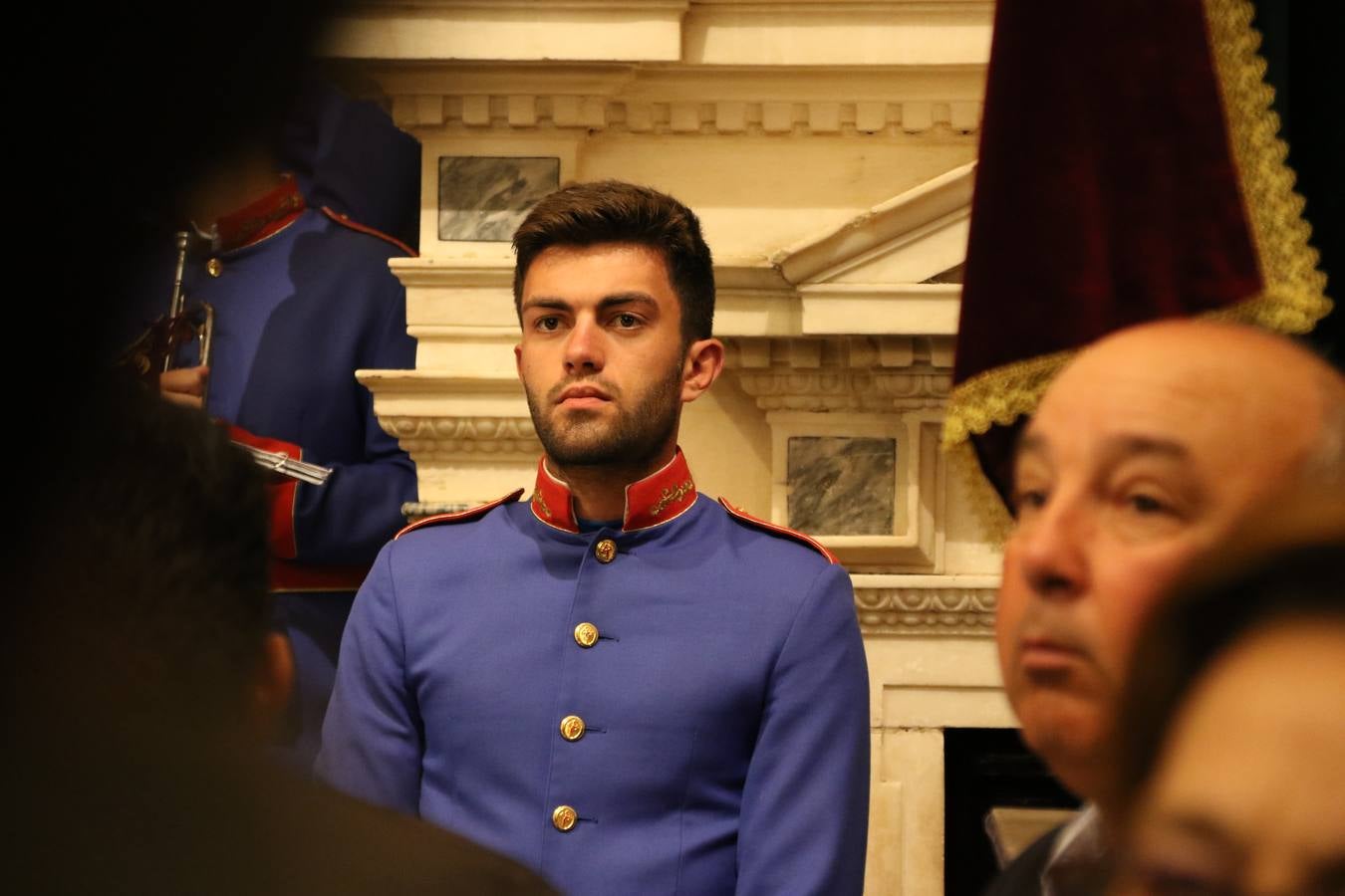 La Iglesia de Santa María de la Encarnación de Jerez de los Caballeros se convirtió, ayer, en el mejor escenario para aunar devoción y sentimiento cofrade. Jerezanos y foráneos se concentraron en su interior para ser partícipes y testigos del sentir y la fe de la Cofradía de 'Nuestro Padre Jesús Nazareno' por sus imágenes titulares. Aunque por la mañana la citada Cofradía sí pudo realizar su ceremonia del Santo Encuentro en el Llano de Santa María, por la tarde, la lluvia impidió la salida de la procesión del 'Santo Entierro'. FOTOS DEL INTERIOR DEL TEMPLO: MARI PAZ ROMERO. FOTOS DE LA SALIDA POR LA MAÑANA: ALBA VENEGAS.