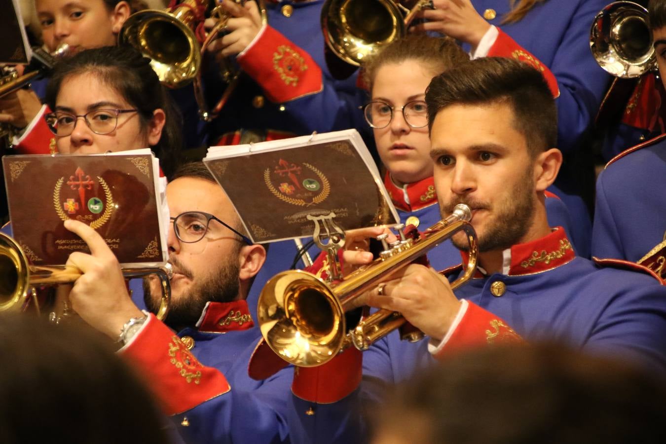 La Iglesia de Santa María de la Encarnación de Jerez de los Caballeros se convirtió, ayer, en el mejor escenario para aunar devoción y sentimiento cofrade. Jerezanos y foráneos se concentraron en su interior para ser partícipes y testigos del sentir y la fe de la Cofradía de 'Nuestro Padre Jesús Nazareno' por sus imágenes titulares. Aunque por la mañana la citada Cofradía sí pudo realizar su ceremonia del Santo Encuentro en el Llano de Santa María, por la tarde, la lluvia impidió la salida de la procesión del 'Santo Entierro'. FOTOS DEL INTERIOR DEL TEMPLO: MARI PAZ ROMERO. FOTOS DE LA SALIDA POR LA MAÑANA: ALBA VENEGAS.