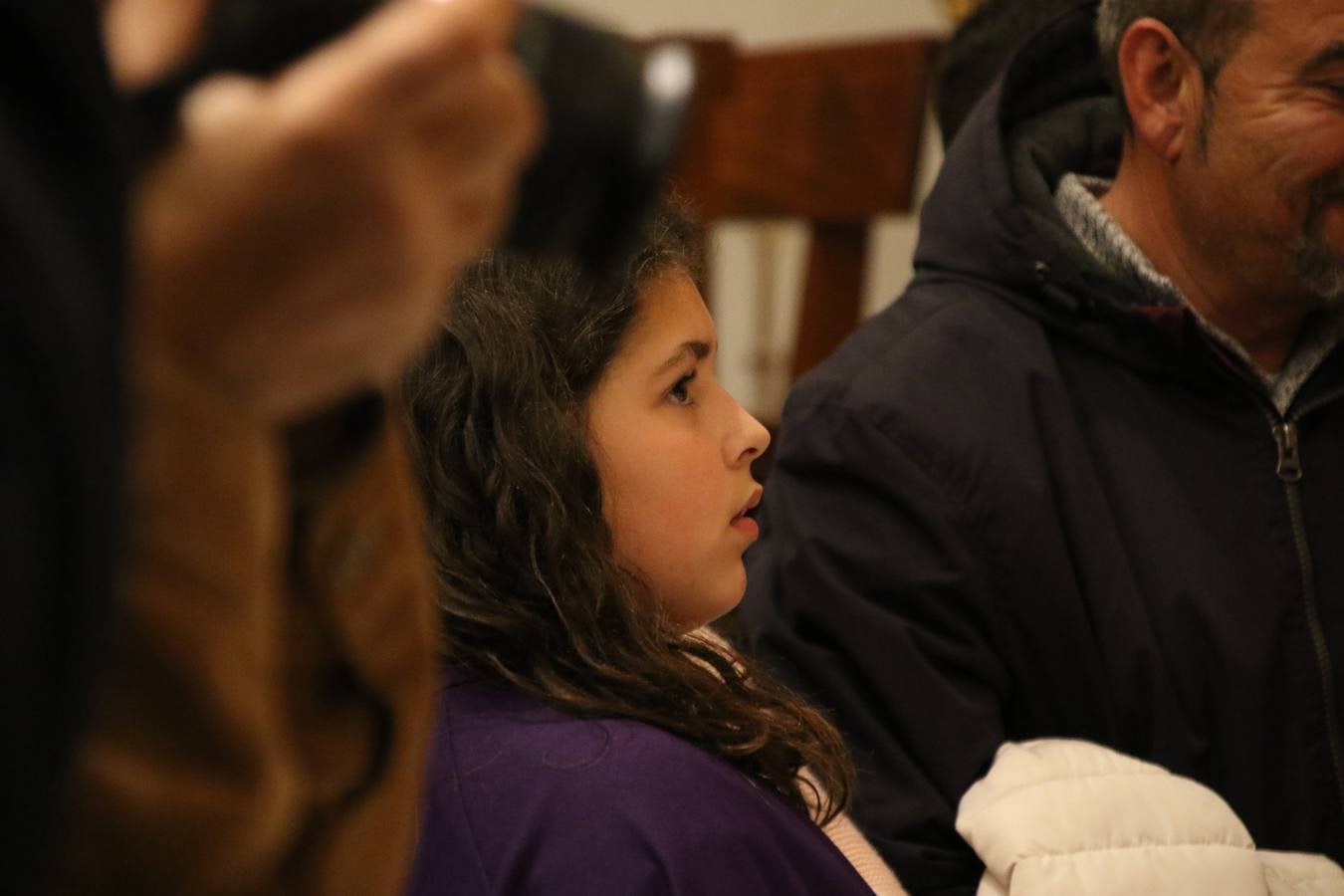 La Iglesia de Santa María de la Encarnación de Jerez de los Caballeros se convirtió, ayer, en el mejor escenario para aunar devoción y sentimiento cofrade. Jerezanos y foráneos se concentraron en su interior para ser partícipes y testigos del sentir y la fe de la Cofradía de 'Nuestro Padre Jesús Nazareno' por sus imágenes titulares. Aunque por la mañana la citada Cofradía sí pudo realizar su ceremonia del Santo Encuentro en el Llano de Santa María, por la tarde, la lluvia impidió la salida de la procesión del 'Santo Entierro'. FOTOS DEL INTERIOR DEL TEMPLO: MARI PAZ ROMERO. FOTOS DE LA SALIDA POR LA MAÑANA: ALBA VENEGAS.