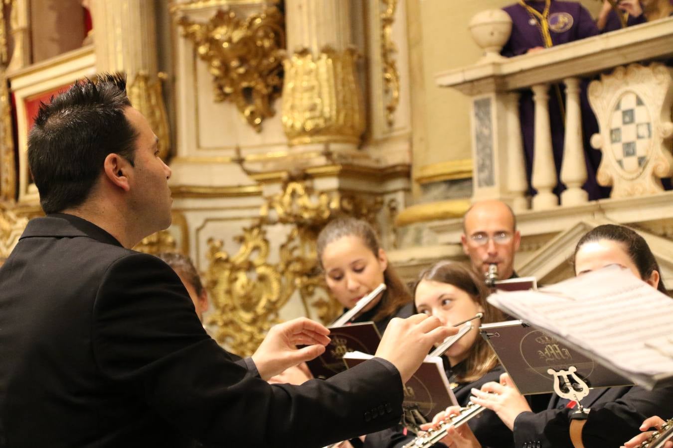 La Iglesia de Santa María de la Encarnación de Jerez de los Caballeros se convirtió, ayer, en el mejor escenario para aunar devoción y sentimiento cofrade. Jerezanos y foráneos se concentraron en su interior para ser partícipes y testigos del sentir y la fe de la Cofradía de 'Nuestro Padre Jesús Nazareno' por sus imágenes titulares. Aunque por la mañana la citada Cofradía sí pudo realizar su ceremonia del Santo Encuentro en el Llano de Santa María, por la tarde, la lluvia impidió la salida de la procesión del 'Santo Entierro'. FOTOS DEL INTERIOR DEL TEMPLO: MARI PAZ ROMERO. FOTOS DE LA SALIDA POR LA MAÑANA: ALBA VENEGAS.