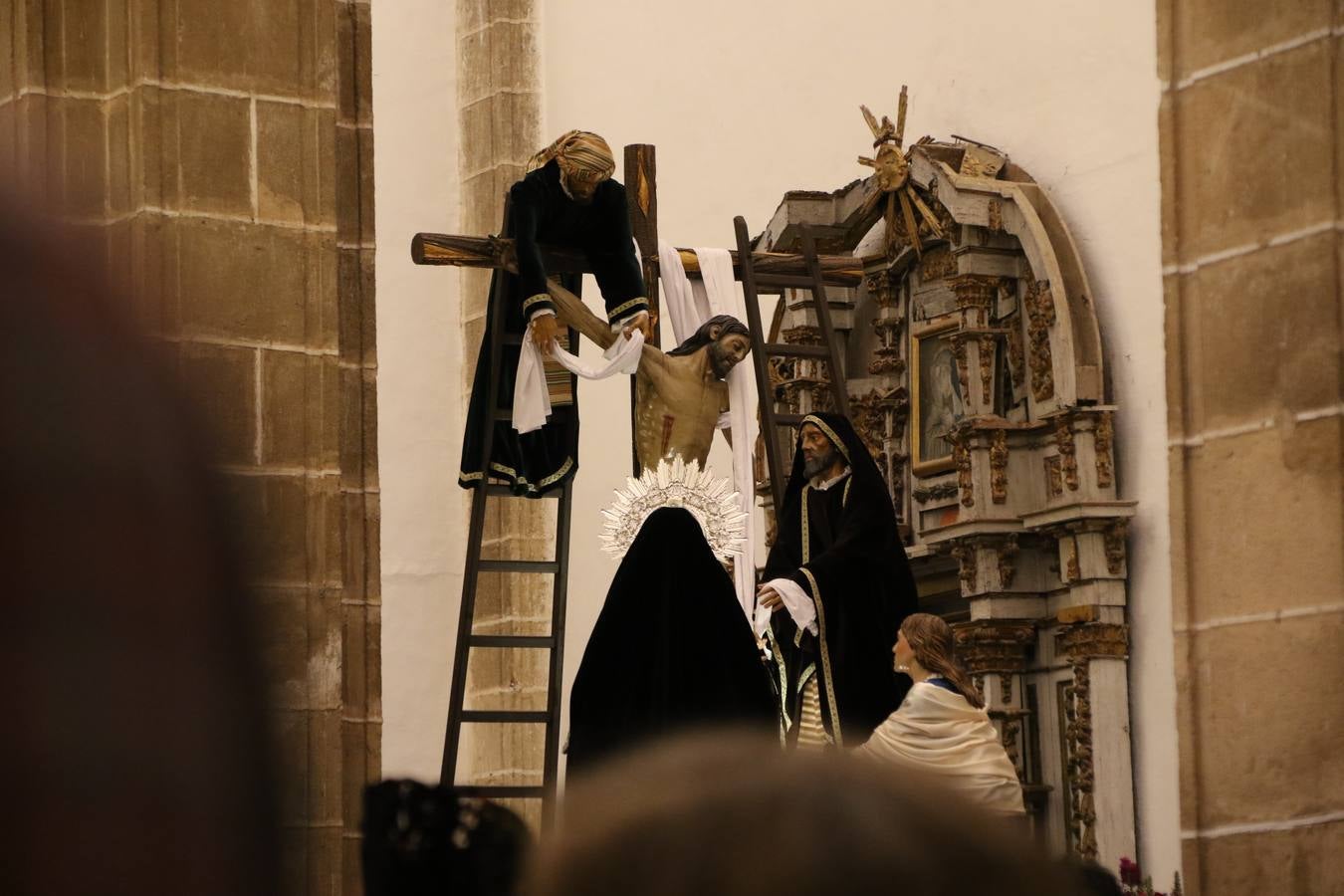 La Iglesia de Santa María de la Encarnación de Jerez de los Caballeros se convirtió, ayer, en el mejor escenario para aunar devoción y sentimiento cofrade. Jerezanos y foráneos se concentraron en su interior para ser partícipes y testigos del sentir y la fe de la Cofradía de 'Nuestro Padre Jesús Nazareno' por sus imágenes titulares. Aunque por la mañana la citada Cofradía sí pudo realizar su ceremonia del Santo Encuentro en el Llano de Santa María, por la tarde, la lluvia impidió la salida de la procesión del 'Santo Entierro'. FOTOS DEL INTERIOR DEL TEMPLO: MARI PAZ ROMERO. FOTOS DE LA SALIDA POR LA MAÑANA: ALBA VENEGAS.
