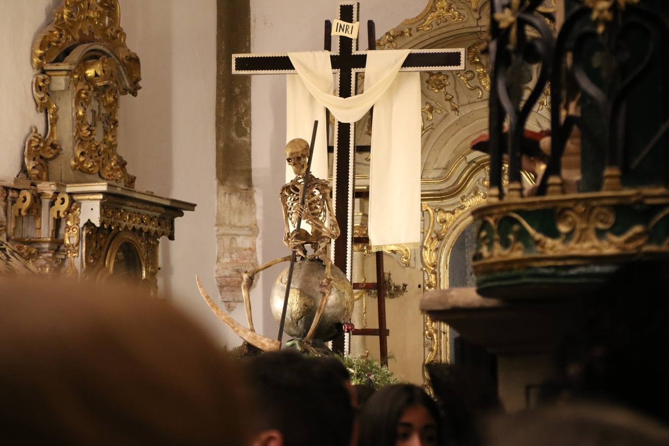 La Iglesia de Santa María de la Encarnación de Jerez de los Caballeros se convirtió, ayer, en el mejor escenario para aunar devoción y sentimiento cofrade. Jerezanos y foráneos se concentraron en su interior para ser partícipes y testigos del sentir y la fe de la Cofradía de 'Nuestro Padre Jesús Nazareno' por sus imágenes titulares. Aunque por la mañana la citada Cofradía sí pudo realizar su ceremonia del Santo Encuentro en el Llano de Santa María, por la tarde, la lluvia impidió la salida de la procesión del 'Santo Entierro'. FOTOS DEL INTERIOR DEL TEMPLO: MARI PAZ ROMERO. FOTOS DE LA SALIDA POR LA MAÑANA: ALBA VENEGAS.