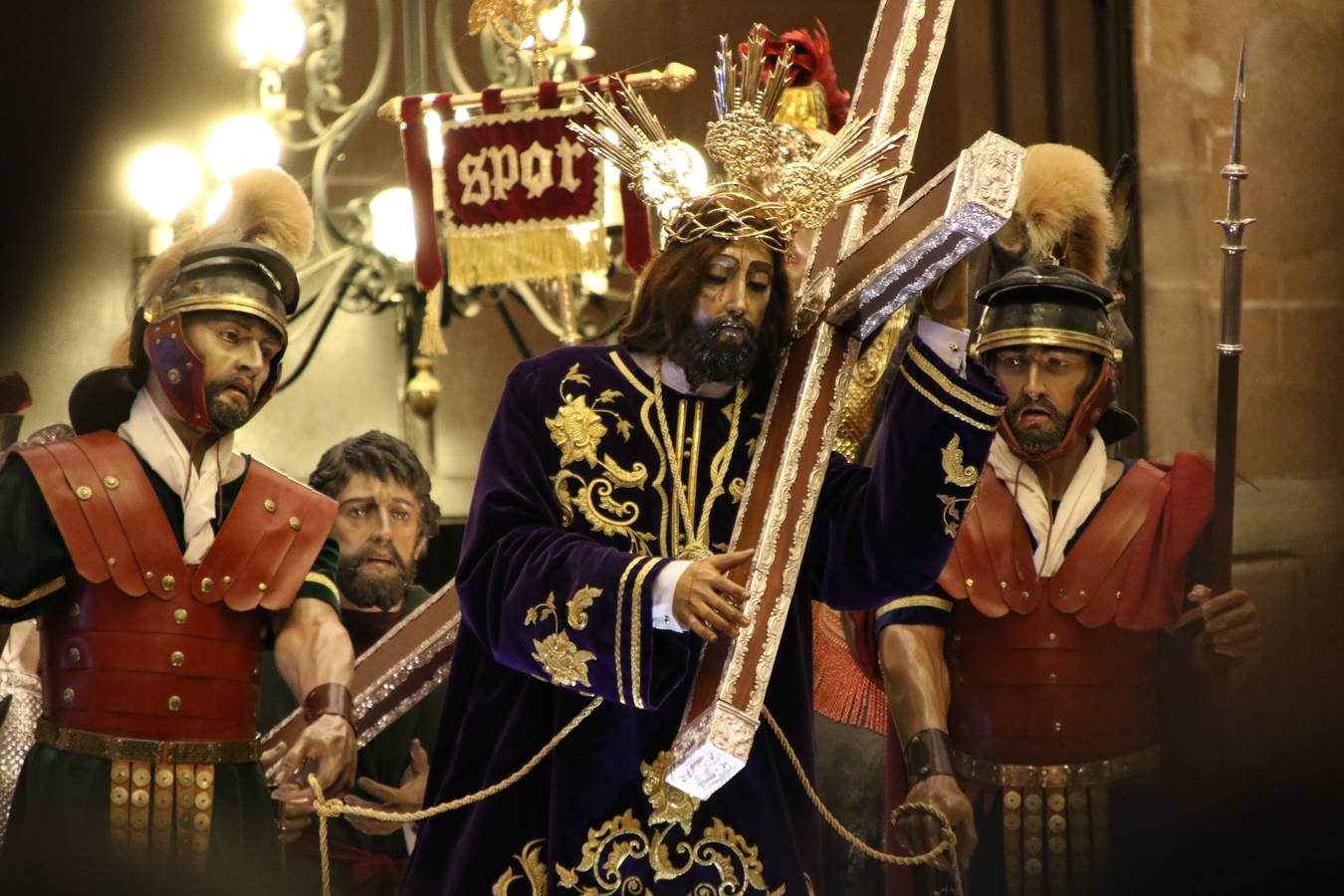 La Iglesia de Santa María de la Encarnación de Jerez de los Caballeros se convirtió, ayer, en el mejor escenario para aunar devoción y sentimiento cofrade. Jerezanos y foráneos se concentraron en su interior para ser partícipes y testigos del sentir y la fe de la Cofradía de 'Nuestro Padre Jesús Nazareno' por sus imágenes titulares. Aunque por la mañana la citada Cofradía sí pudo realizar su ceremonia del Santo Encuentro en el Llano de Santa María, por la tarde, la lluvia impidió la salida de la procesión del 'Santo Entierro'. FOTOS DEL INTERIOR DEL TEMPLO: MARI PAZ ROMERO. FOTOS DE LA SALIDA POR LA MAÑANA: ALBA VENEGAS.