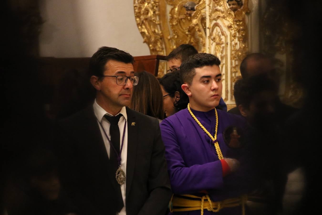 La Iglesia de Santa María de la Encarnación de Jerez de los Caballeros se convirtió, ayer, en el mejor escenario para aunar devoción y sentimiento cofrade. Jerezanos y foráneos se concentraron en su interior para ser partícipes y testigos del sentir y la fe de la Cofradía de 'Nuestro Padre Jesús Nazareno' por sus imágenes titulares. Aunque por la mañana la citada Cofradía sí pudo realizar su ceremonia del Santo Encuentro en el Llano de Santa María, por la tarde, la lluvia impidió la salida de la procesión del 'Santo Entierro'. FOTOS DEL INTERIOR DEL TEMPLO: MARI PAZ ROMERO. FOTOS DE LA SALIDA POR LA MAÑANA: ALBA VENEGAS.