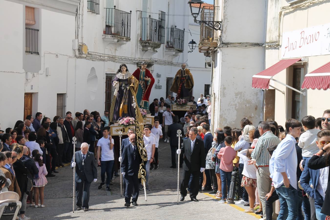 La luz y el gozo han puesto un gran broche a una Semana Santa, aciaga en sus momentos más intensos, a causa del mal tiempo que desde la noche del Miércoles y hasta el Viernes Santo trastocó en buena medida su desarrollo.Hoy el sol ha lucido en el cielo que como, cada Domingo de Resurrección, ha servido de Palio al hermoso Paso de la Virgen del Rosario, haciendo resplandecer, al tiempo, el momento culmen de esta celebración, el reencuentro en la Madre y el Hijo en la Fuente de los Santos, abarrotada de público. El momento ha sido emocionante, con los costaleros de la virgen y del Paso del Resucitado subiendo los brazos al cielo para representar el abrazo de ambas imágenes, ante la tradicional suelta de globos de ecolores y el estrépito de cornetas y tambores.La procesión ha seguido su curso hacia la Plaza de España, también muy concurrida, siendo en este escenario donde, miembros de Grupo Joven de la Cofradía del Coronado han regalado una petalada a la Virgen del Rosario. Ha sido un ofecimiento de la citada Cofradía que la noche del pasado Jueves no pudo obsequiar a su Virgen de la Amargura con esta lluvia de pétalos de rosas, a causa del mal tiempo.Así ha terminado la Semana Santa, incompleta para varias cofradías. La parte más amarga la han vivido la Cofradía del Señor Ecce-Homo que vió acortado su recorrido el Miércoles en una noche desapacible. También la Archicofradía del Santísimo Sacramento que apenas pudo asomarse a la calle y vió concentradas sus emociones en el templo patronal y la Cofradía del Señor Coronado de Espinas que también concentró el sentimieno y la devoción en la ermita de los Santos Mártires, viviendo momenos íntimos de gran emotividad. La Hermandad de la Esperanza Macarena brilló, sin embargo, en la Madrugá jerezana y la Cofradía de Nuestro Padre Jesús Nazareno derrochó fervor la tarde del Viernes en el interior de la iglesia visigoda de Santa María.