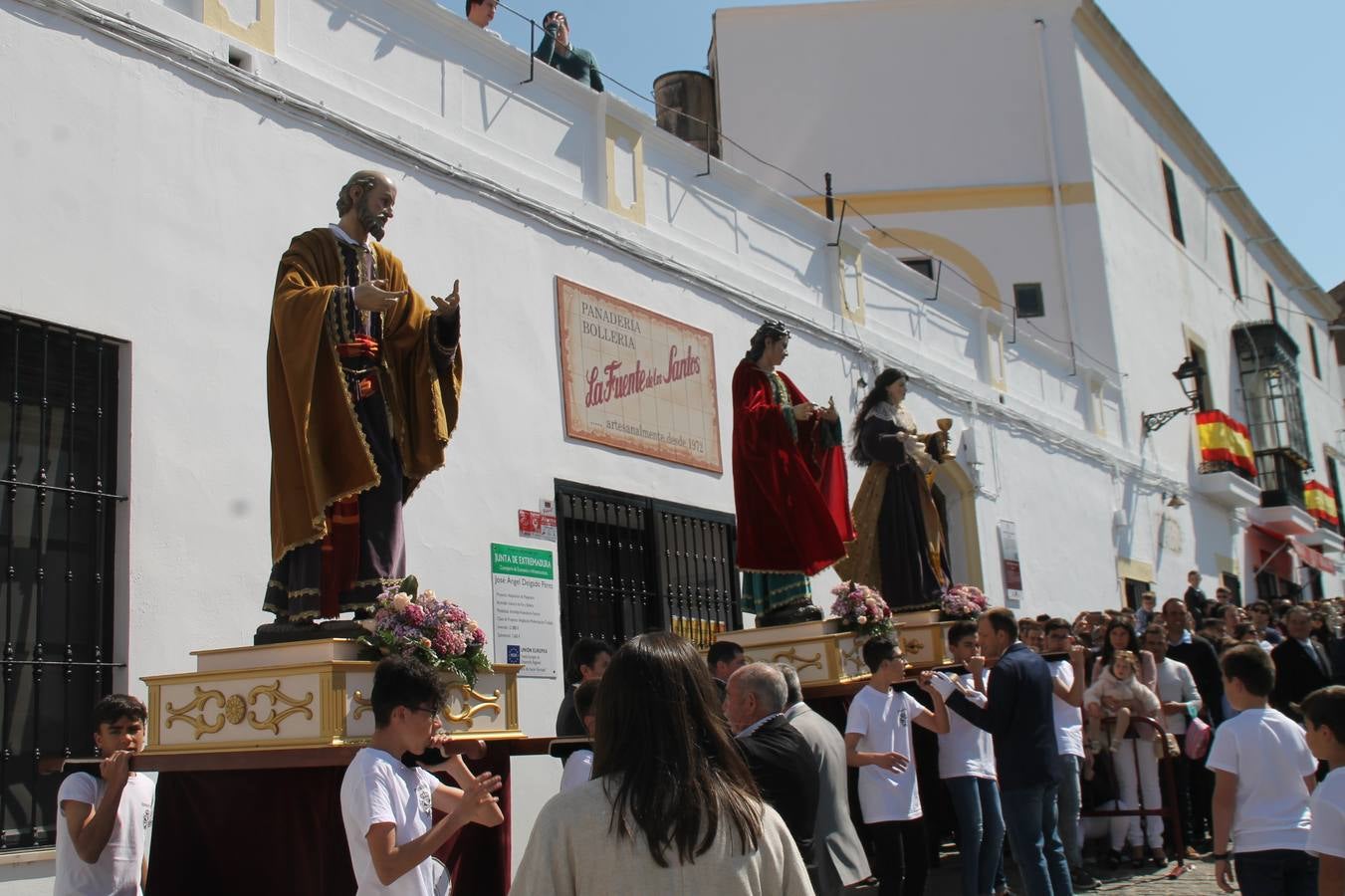 La luz y el gozo han puesto un gran broche a una Semana Santa, aciaga en sus momentos más intensos, a causa del mal tiempo que desde la noche del Miércoles y hasta el Viernes Santo trastocó en buena medida su desarrollo.Hoy el sol ha lucido en el cielo que como, cada Domingo de Resurrección, ha servido de Palio al hermoso Paso de la Virgen del Rosario, haciendo resplandecer, al tiempo, el momento culmen de esta celebración, el reencuentro en la Madre y el Hijo en la Fuente de los Santos, abarrotada de público. El momento ha sido emocionante, con los costaleros de la virgen y del Paso del Resucitado subiendo los brazos al cielo para representar el abrazo de ambas imágenes, ante la tradicional suelta de globos de ecolores y el estrépito de cornetas y tambores.La procesión ha seguido su curso hacia la Plaza de España, también muy concurrida, siendo en este escenario donde, miembros de Grupo Joven de la Cofradía del Coronado han regalado una petalada a la Virgen del Rosario. Ha sido un ofecimiento de la citada Cofradía que la noche del pasado Jueves no pudo obsequiar a su Virgen de la Amargura con esta lluvia de pétalos de rosas, a causa del mal tiempo.Así ha terminado la Semana Santa, incompleta para varias cofradías. La parte más amarga la han vivido la Cofradía del Señor Ecce-Homo que vió acortado su recorrido el Miércoles en una noche desapacible. También la Archicofradía del Santísimo Sacramento que apenas pudo asomarse a la calle y vió concentradas sus emociones en el templo patronal y la Cofradía del Señor Coronado de Espinas que también concentró el sentimieno y la devoción en la ermita de los Santos Mártires, viviendo momenos íntimos de gran emotividad. La Hermandad de la Esperanza Macarena brilló, sin embargo, en la Madrugá jerezana y la Cofradía de Nuestro Padre Jesús Nazareno derrochó fervor la tarde del Viernes en el interior de la iglesia visigoda de Santa María.
