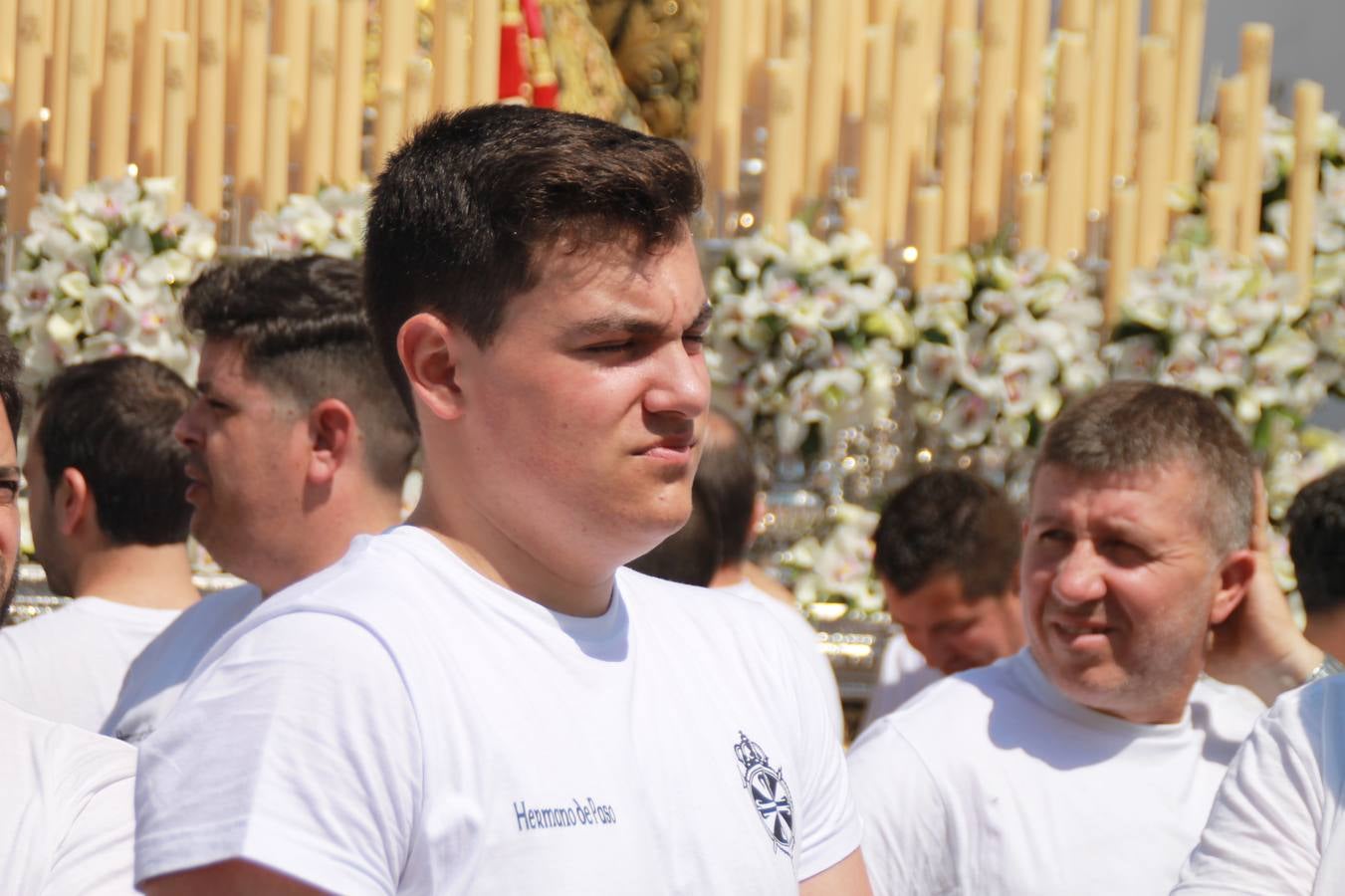 La luz y el gozo han puesto un gran broche a una Semana Santa, aciaga en sus momentos más intensos, a causa del mal tiempo que desde la noche del Miércoles y hasta el Viernes Santo trastocó en buena medida su desarrollo.Hoy el sol ha lucido en el cielo que como, cada Domingo de Resurrección, ha servido de Palio al hermoso Paso de la Virgen del Rosario, haciendo resplandecer, al tiempo, el momento culmen de esta celebración, el reencuentro en la Madre y el Hijo en la Fuente de los Santos, abarrotada de público. El momento ha sido emocionante, con los costaleros de la virgen y del Paso del Resucitado subiendo los brazos al cielo para representar el abrazo de ambas imágenes, ante la tradicional suelta de globos de ecolores y el estrépito de cornetas y tambores.La procesión ha seguido su curso hacia la Plaza de España, también muy concurrida, siendo en este escenario donde, miembros de Grupo Joven de la Cofradía del Coronado han regalado una petalada a la Virgen del Rosario. Ha sido un ofecimiento de la citada Cofradía que la noche del pasado Jueves no pudo obsequiar a su Virgen de la Amargura con esta lluvia de pétalos de rosas, a causa del mal tiempo.Así ha terminado la Semana Santa, incompleta para varias cofradías. La parte más amarga la han vivido la Cofradía del Señor Ecce-Homo que vió acortado su recorrido el Miércoles en una noche desapacible. También la Archicofradía del Santísimo Sacramento que apenas pudo asomarse a la calle y vió concentradas sus emociones en el templo patronal y la Cofradía del Señor Coronado de Espinas que también concentró el sentimieno y la devoción en la ermita de los Santos Mártires, viviendo momenos íntimos de gran emotividad. La Hermandad de la Esperanza Macarena brilló, sin embargo, en la Madrugá jerezana y la Cofradía de Nuestro Padre Jesús Nazareno derrochó fervor la tarde del Viernes en el interior de la iglesia visigoda de Santa María.