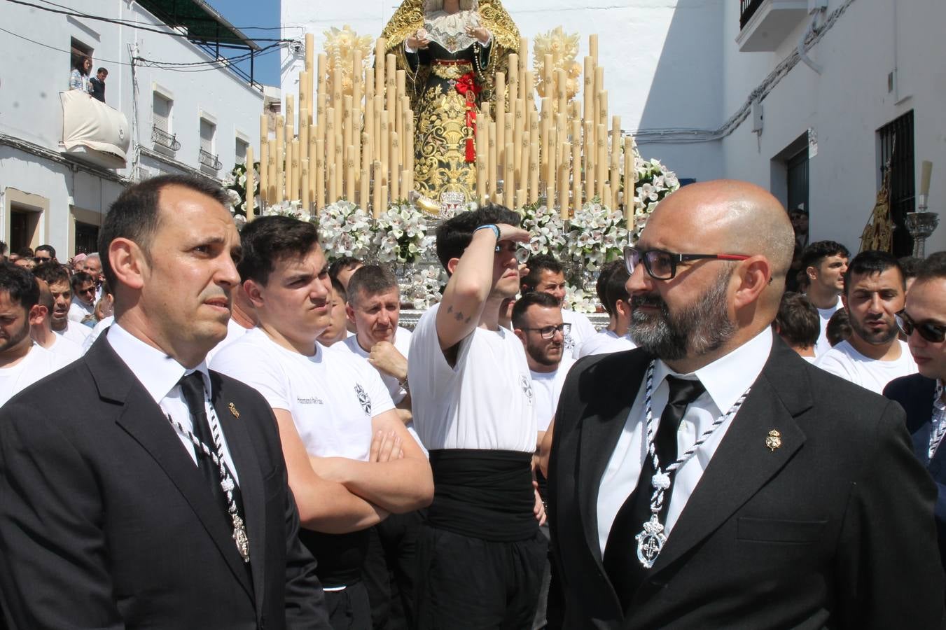 La luz y el gozo han puesto un gran broche a una Semana Santa, aciaga en sus momentos más intensos, a causa del mal tiempo que desde la noche del Miércoles y hasta el Viernes Santo trastocó en buena medida su desarrollo.Hoy el sol ha lucido en el cielo que como, cada Domingo de Resurrección, ha servido de Palio al hermoso Paso de la Virgen del Rosario, haciendo resplandecer, al tiempo, el momento culmen de esta celebración, el reencuentro en la Madre y el Hijo en la Fuente de los Santos, abarrotada de público. El momento ha sido emocionante, con los costaleros de la virgen y del Paso del Resucitado subiendo los brazos al cielo para representar el abrazo de ambas imágenes, ante la tradicional suelta de globos de ecolores y el estrépito de cornetas y tambores.La procesión ha seguido su curso hacia la Plaza de España, también muy concurrida, siendo en este escenario donde, miembros de Grupo Joven de la Cofradía del Coronado han regalado una petalada a la Virgen del Rosario. Ha sido un ofecimiento de la citada Cofradía que la noche del pasado Jueves no pudo obsequiar a su Virgen de la Amargura con esta lluvia de pétalos de rosas, a causa del mal tiempo.Así ha terminado la Semana Santa, incompleta para varias cofradías. La parte más amarga la han vivido la Cofradía del Señor Ecce-Homo que vió acortado su recorrido el Miércoles en una noche desapacible. También la Archicofradía del Santísimo Sacramento que apenas pudo asomarse a la calle y vió concentradas sus emociones en el templo patronal y la Cofradía del Señor Coronado de Espinas que también concentró el sentimieno y la devoción en la ermita de los Santos Mártires, viviendo momenos íntimos de gran emotividad. La Hermandad de la Esperanza Macarena brilló, sin embargo, en la Madrugá jerezana y la Cofradía de Nuestro Padre Jesús Nazareno derrochó fervor la tarde del Viernes en el interior de la iglesia visigoda de Santa María.