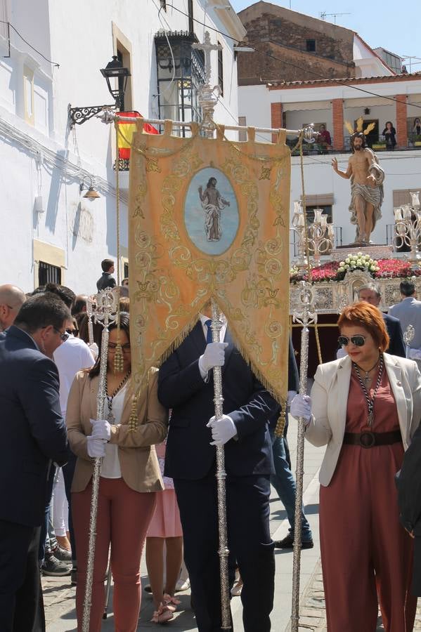 La luz y el gozo han puesto un gran broche a una Semana Santa, aciaga en sus momentos más intensos, a causa del mal tiempo que desde la noche del Miércoles y hasta el Viernes Santo trastocó en buena medida su desarrollo.Hoy el sol ha lucido en el cielo que como, cada Domingo de Resurrección, ha servido de Palio al hermoso Paso de la Virgen del Rosario, haciendo resplandecer, al tiempo, el momento culmen de esta celebración, el reencuentro en la Madre y el Hijo en la Fuente de los Santos, abarrotada de público. El momento ha sido emocionante, con los costaleros de la virgen y del Paso del Resucitado subiendo los brazos al cielo para representar el abrazo de ambas imágenes, ante la tradicional suelta de globos de ecolores y el estrépito de cornetas y tambores.La procesión ha seguido su curso hacia la Plaza de España, también muy concurrida, siendo en este escenario donde, miembros de Grupo Joven de la Cofradía del Coronado han regalado una petalada a la Virgen del Rosario. Ha sido un ofecimiento de la citada Cofradía que la noche del pasado Jueves no pudo obsequiar a su Virgen de la Amargura con esta lluvia de pétalos de rosas, a causa del mal tiempo.Así ha terminado la Semana Santa, incompleta para varias cofradías. La parte más amarga la han vivido la Cofradía del Señor Ecce-Homo que vió acortado su recorrido el Miércoles en una noche desapacible. También la Archicofradía del Santísimo Sacramento que apenas pudo asomarse a la calle y vió concentradas sus emociones en el templo patronal y la Cofradía del Señor Coronado de Espinas que también concentró el sentimieno y la devoción en la ermita de los Santos Mártires, viviendo momenos íntimos de gran emotividad. La Hermandad de la Esperanza Macarena brilló, sin embargo, en la Madrugá jerezana y la Cofradía de Nuestro Padre Jesús Nazareno derrochó fervor la tarde del Viernes en el interior de la iglesia visigoda de Santa María.