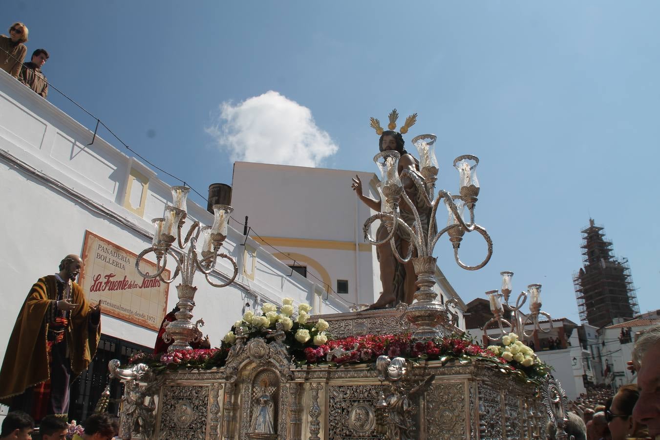 La luz y el gozo han puesto un gran broche a una Semana Santa, aciaga en sus momentos más intensos, a causa del mal tiempo que desde la noche del Miércoles y hasta el Viernes Santo trastocó en buena medida su desarrollo.Hoy el sol ha lucido en el cielo que como, cada Domingo de Resurrección, ha servido de Palio al hermoso Paso de la Virgen del Rosario, haciendo resplandecer, al tiempo, el momento culmen de esta celebración, el reencuentro en la Madre y el Hijo en la Fuente de los Santos, abarrotada de público. El momento ha sido emocionante, con los costaleros de la virgen y del Paso del Resucitado subiendo los brazos al cielo para representar el abrazo de ambas imágenes, ante la tradicional suelta de globos de ecolores y el estrépito de cornetas y tambores.La procesión ha seguido su curso hacia la Plaza de España, también muy concurrida, siendo en este escenario donde, miembros de Grupo Joven de la Cofradía del Coronado han regalado una petalada a la Virgen del Rosario. Ha sido un ofecimiento de la citada Cofradía que la noche del pasado Jueves no pudo obsequiar a su Virgen de la Amargura con esta lluvia de pétalos de rosas, a causa del mal tiempo.Así ha terminado la Semana Santa, incompleta para varias cofradías. La parte más amarga la han vivido la Cofradía del Señor Ecce-Homo que vió acortado su recorrido el Miércoles en una noche desapacible. También la Archicofradía del Santísimo Sacramento que apenas pudo asomarse a la calle y vió concentradas sus emociones en el templo patronal y la Cofradía del Señor Coronado de Espinas que también concentró el sentimieno y la devoción en la ermita de los Santos Mártires, viviendo momenos íntimos de gran emotividad. La Hermandad de la Esperanza Macarena brilló, sin embargo, en la Madrugá jerezana y la Cofradía de Nuestro Padre Jesús Nazareno derrochó fervor la tarde del Viernes en el interior de la iglesia visigoda de Santa María.