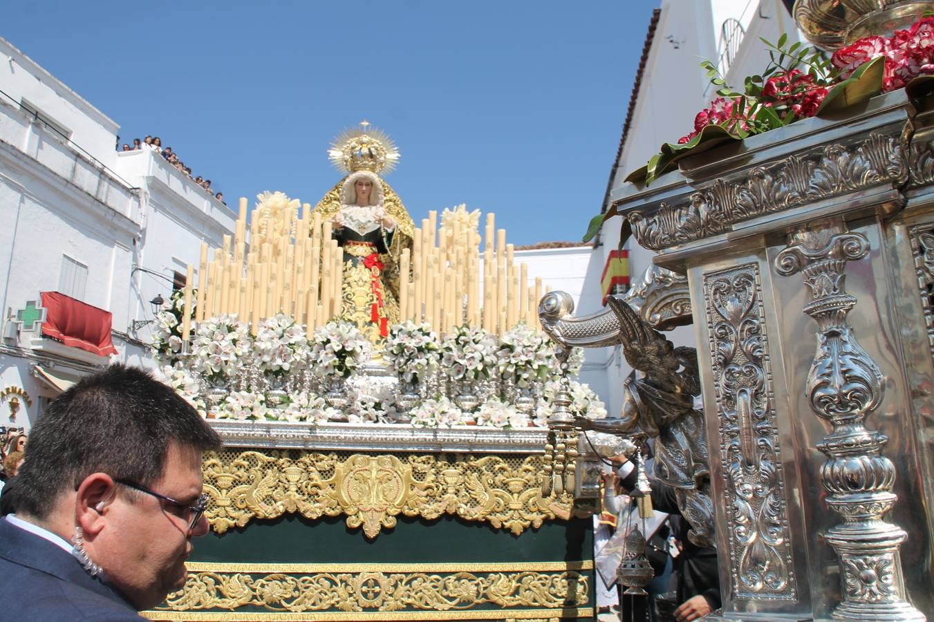 La luz y el gozo han puesto un gran broche a una Semana Santa, aciaga en sus momentos más intensos, a causa del mal tiempo que desde la noche del Miércoles y hasta el Viernes Santo trastocó en buena medida su desarrollo.Hoy el sol ha lucido en el cielo que como, cada Domingo de Resurrección, ha servido de Palio al hermoso Paso de la Virgen del Rosario, haciendo resplandecer, al tiempo, el momento culmen de esta celebración, el reencuentro en la Madre y el Hijo en la Fuente de los Santos, abarrotada de público. El momento ha sido emocionante, con los costaleros de la virgen y del Paso del Resucitado subiendo los brazos al cielo para representar el abrazo de ambas imágenes, ante la tradicional suelta de globos de ecolores y el estrépito de cornetas y tambores.La procesión ha seguido su curso hacia la Plaza de España, también muy concurrida, siendo en este escenario donde, miembros de Grupo Joven de la Cofradía del Coronado han regalado una petalada a la Virgen del Rosario. Ha sido un ofecimiento de la citada Cofradía que la noche del pasado Jueves no pudo obsequiar a su Virgen de la Amargura con esta lluvia de pétalos de rosas, a causa del mal tiempo.Así ha terminado la Semana Santa, incompleta para varias cofradías. La parte más amarga la han vivido la Cofradía del Señor Ecce-Homo que vió acortado su recorrido el Miércoles en una noche desapacible. También la Archicofradía del Santísimo Sacramento que apenas pudo asomarse a la calle y vió concentradas sus emociones en el templo patronal y la Cofradía del Señor Coronado de Espinas que también concentró el sentimieno y la devoción en la ermita de los Santos Mártires, viviendo momenos íntimos de gran emotividad. La Hermandad de la Esperanza Macarena brilló, sin embargo, en la Madrugá jerezana y la Cofradía de Nuestro Padre Jesús Nazareno derrochó fervor la tarde del Viernes en el interior de la iglesia visigoda de Santa María.
