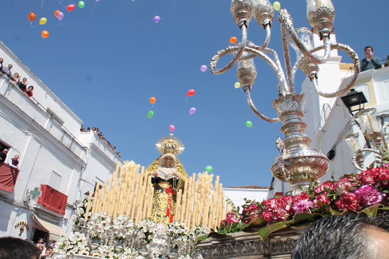 La luz y el gozo han puesto un gran broche a una Semana Santa, aciaga en sus momentos más intensos, a causa del mal tiempo que desde la noche del Miércoles y hasta el Viernes Santo trastocó en buena medida su desarrollo.Hoy el sol ha lucido en el cielo que como, cada Domingo de Resurrección, ha servido de Palio al hermoso Paso de la Virgen del Rosario, haciendo resplandecer, al tiempo, el momento culmen de esta celebración, el reencuentro en la Madre y el Hijo en la Fuente de los Santos, abarrotada de público. El momento ha sido emocionante, con los costaleros de la virgen y del Paso del Resucitado subiendo los brazos al cielo para representar el abrazo de ambas imágenes, ante la tradicional suelta de globos de ecolores y el estrépito de cornetas y tambores.La procesión ha seguido su curso hacia la Plaza de España, también muy concurrida, siendo en este escenario donde, miembros de Grupo Joven de la Cofradía del Coronado han regalado una petalada a la Virgen del Rosario. Ha sido un ofecimiento de la citada Cofradía que la noche del pasado Jueves no pudo obsequiar a su Virgen de la Amargura con esta lluvia de pétalos de rosas, a causa del mal tiempo.Así ha terminado la Semana Santa, incompleta para varias cofradías. La parte más amarga la han vivido la Cofradía del Señor Ecce-Homo que vió acortado su recorrido el Miércoles en una noche desapacible. También la Archicofradía del Santísimo Sacramento que apenas pudo asomarse a la calle y vió concentradas sus emociones en el templo patronal y la Cofradía del Señor Coronado de Espinas que también concentró el sentimieno y la devoción en la ermita de los Santos Mártires, viviendo momenos íntimos de gran emotividad. La Hermandad de la Esperanza Macarena brilló, sin embargo, en la Madrugá jerezana y la Cofradía de Nuestro Padre Jesús Nazareno derrochó fervor la tarde del Viernes en el interior de la iglesia visigoda de Santa María.