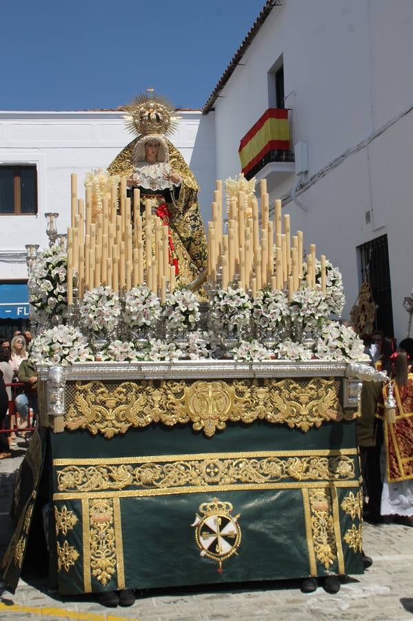 La luz y el gozo han puesto un gran broche a una Semana Santa, aciaga en sus momentos más intensos, a causa del mal tiempo que desde la noche del Miércoles y hasta el Viernes Santo trastocó en buena medida su desarrollo.Hoy el sol ha lucido en el cielo que como, cada Domingo de Resurrección, ha servido de Palio al hermoso Paso de la Virgen del Rosario, haciendo resplandecer, al tiempo, el momento culmen de esta celebración, el reencuentro en la Madre y el Hijo en la Fuente de los Santos, abarrotada de público. El momento ha sido emocionante, con los costaleros de la virgen y del Paso del Resucitado subiendo los brazos al cielo para representar el abrazo de ambas imágenes, ante la tradicional suelta de globos de ecolores y el estrépito de cornetas y tambores.La procesión ha seguido su curso hacia la Plaza de España, también muy concurrida, siendo en este escenario donde, miembros de Grupo Joven de la Cofradía del Coronado han regalado una petalada a la Virgen del Rosario. Ha sido un ofecimiento de la citada Cofradía que la noche del pasado Jueves no pudo obsequiar a su Virgen de la Amargura con esta lluvia de pétalos de rosas, a causa del mal tiempo.Así ha terminado la Semana Santa, incompleta para varias cofradías. La parte más amarga la han vivido la Cofradía del Señor Ecce-Homo que vió acortado su recorrido el Miércoles en una noche desapacible. También la Archicofradía del Santísimo Sacramento que apenas pudo asomarse a la calle y vió concentradas sus emociones en el templo patronal y la Cofradía del Señor Coronado de Espinas que también concentró el sentimieno y la devoción en la ermita de los Santos Mártires, viviendo momenos íntimos de gran emotividad. La Hermandad de la Esperanza Macarena brilló, sin embargo, en la Madrugá jerezana y la Cofradía de Nuestro Padre Jesús Nazareno derrochó fervor la tarde del Viernes en el interior de la iglesia visigoda de Santa María.