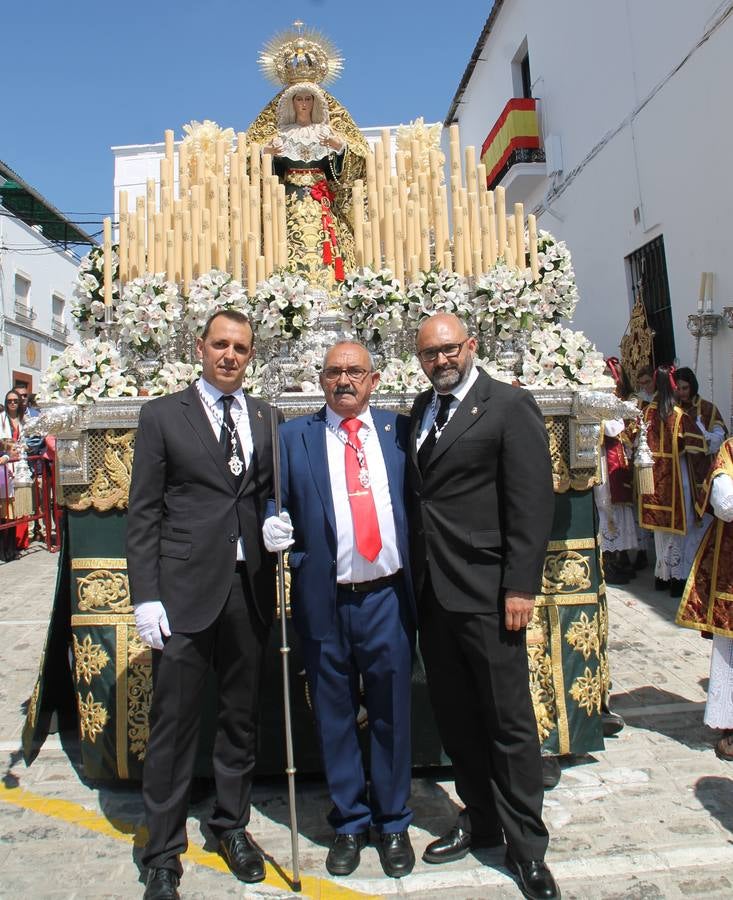 La luz y el gozo han puesto un gran broche a una Semana Santa, aciaga en sus momentos más intensos, a causa del mal tiempo que desde la noche del Miércoles y hasta el Viernes Santo trastocó en buena medida su desarrollo.Hoy el sol ha lucido en el cielo que como, cada Domingo de Resurrección, ha servido de Palio al hermoso Paso de la Virgen del Rosario, haciendo resplandecer, al tiempo, el momento culmen de esta celebración, el reencuentro en la Madre y el Hijo en la Fuente de los Santos, abarrotada de público. El momento ha sido emocionante, con los costaleros de la virgen y del Paso del Resucitado subiendo los brazos al cielo para representar el abrazo de ambas imágenes, ante la tradicional suelta de globos de ecolores y el estrépito de cornetas y tambores.La procesión ha seguido su curso hacia la Plaza de España, también muy concurrida, siendo en este escenario donde, miembros de Grupo Joven de la Cofradía del Coronado han regalado una petalada a la Virgen del Rosario. Ha sido un ofecimiento de la citada Cofradía que la noche del pasado Jueves no pudo obsequiar a su Virgen de la Amargura con esta lluvia de pétalos de rosas, a causa del mal tiempo.Así ha terminado la Semana Santa, incompleta para varias cofradías. La parte más amarga la han vivido la Cofradía del Señor Ecce-Homo que vió acortado su recorrido el Miércoles en una noche desapacible. También la Archicofradía del Santísimo Sacramento que apenas pudo asomarse a la calle y vió concentradas sus emociones en el templo patronal y la Cofradía del Señor Coronado de Espinas que también concentró el sentimieno y la devoción en la ermita de los Santos Mártires, viviendo momenos íntimos de gran emotividad. La Hermandad de la Esperanza Macarena brilló, sin embargo, en la Madrugá jerezana y la Cofradía de Nuestro Padre Jesús Nazareno derrochó fervor la tarde del Viernes en el interior de la iglesia visigoda de Santa María.