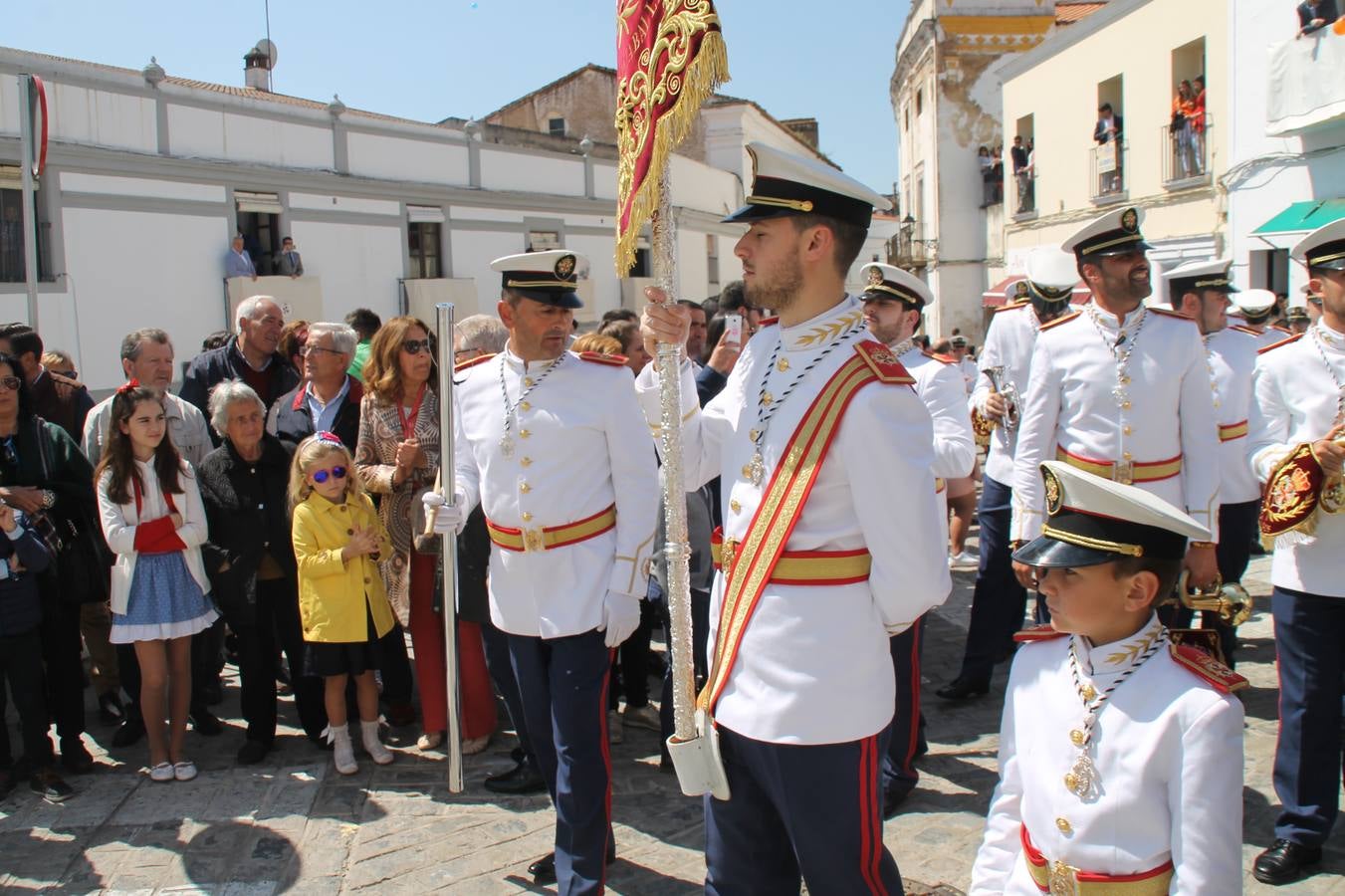 La luz y el gozo han puesto un gran broche a una Semana Santa, aciaga en sus momentos más intensos, a causa del mal tiempo que desde la noche del Miércoles y hasta el Viernes Santo trastocó en buena medida su desarrollo.Hoy el sol ha lucido en el cielo que como, cada Domingo de Resurrección, ha servido de Palio al hermoso Paso de la Virgen del Rosario, haciendo resplandecer, al tiempo, el momento culmen de esta celebración, el reencuentro en la Madre y el Hijo en la Fuente de los Santos, abarrotada de público. El momento ha sido emocionante, con los costaleros de la virgen y del Paso del Resucitado subiendo los brazos al cielo para representar el abrazo de ambas imágenes, ante la tradicional suelta de globos de ecolores y el estrépito de cornetas y tambores.La procesión ha seguido su curso hacia la Plaza de España, también muy concurrida, siendo en este escenario donde, miembros de Grupo Joven de la Cofradía del Coronado han regalado una petalada a la Virgen del Rosario. Ha sido un ofecimiento de la citada Cofradía que la noche del pasado Jueves no pudo obsequiar a su Virgen de la Amargura con esta lluvia de pétalos de rosas, a causa del mal tiempo.Así ha terminado la Semana Santa, incompleta para varias cofradías. La parte más amarga la han vivido la Cofradía del Señor Ecce-Homo que vió acortado su recorrido el Miércoles en una noche desapacible. También la Archicofradía del Santísimo Sacramento que apenas pudo asomarse a la calle y vió concentradas sus emociones en el templo patronal y la Cofradía del Señor Coronado de Espinas que también concentró el sentimieno y la devoción en la ermita de los Santos Mártires, viviendo momenos íntimos de gran emotividad. La Hermandad de la Esperanza Macarena brilló, sin embargo, en la Madrugá jerezana y la Cofradía de Nuestro Padre Jesús Nazareno derrochó fervor la tarde del Viernes en el interior de la iglesia visigoda de Santa María.