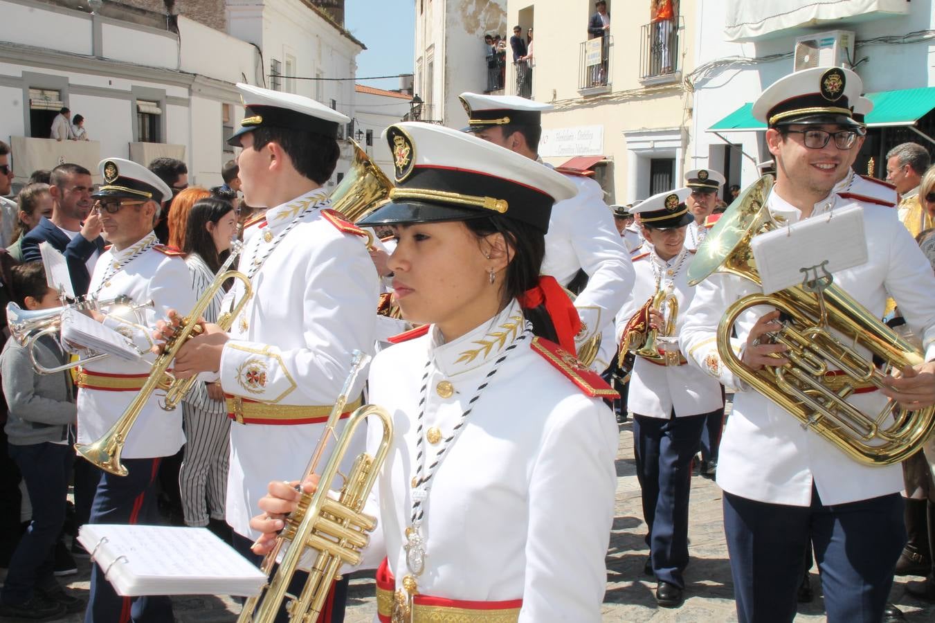 La luz y el gozo han puesto un gran broche a una Semana Santa, aciaga en sus momentos más intensos, a causa del mal tiempo que desde la noche del Miércoles y hasta el Viernes Santo trastocó en buena medida su desarrollo.Hoy el sol ha lucido en el cielo que como, cada Domingo de Resurrección, ha servido de Palio al hermoso Paso de la Virgen del Rosario, haciendo resplandecer, al tiempo, el momento culmen de esta celebración, el reencuentro en la Madre y el Hijo en la Fuente de los Santos, abarrotada de público. El momento ha sido emocionante, con los costaleros de la virgen y del Paso del Resucitado subiendo los brazos al cielo para representar el abrazo de ambas imágenes, ante la tradicional suelta de globos de ecolores y el estrépito de cornetas y tambores.La procesión ha seguido su curso hacia la Plaza de España, también muy concurrida, siendo en este escenario donde, miembros de Grupo Joven de la Cofradía del Coronado han regalado una petalada a la Virgen del Rosario. Ha sido un ofecimiento de la citada Cofradía que la noche del pasado Jueves no pudo obsequiar a su Virgen de la Amargura con esta lluvia de pétalos de rosas, a causa del mal tiempo.Así ha terminado la Semana Santa, incompleta para varias cofradías. La parte más amarga la han vivido la Cofradía del Señor Ecce-Homo que vió acortado su recorrido el Miércoles en una noche desapacible. También la Archicofradía del Santísimo Sacramento que apenas pudo asomarse a la calle y vió concentradas sus emociones en el templo patronal y la Cofradía del Señor Coronado de Espinas que también concentró el sentimieno y la devoción en la ermita de los Santos Mártires, viviendo momenos íntimos de gran emotividad. La Hermandad de la Esperanza Macarena brilló, sin embargo, en la Madrugá jerezana y la Cofradía de Nuestro Padre Jesús Nazareno derrochó fervor la tarde del Viernes en el interior de la iglesia visigoda de Santa María.