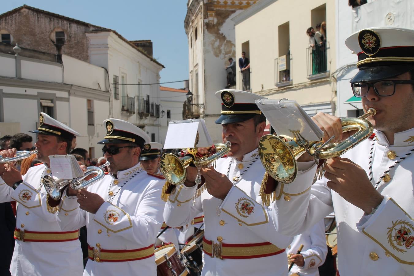 La luz y el gozo han puesto un gran broche a una Semana Santa, aciaga en sus momentos más intensos, a causa del mal tiempo que desde la noche del Miércoles y hasta el Viernes Santo trastocó en buena medida su desarrollo.Hoy el sol ha lucido en el cielo que como, cada Domingo de Resurrección, ha servido de Palio al hermoso Paso de la Virgen del Rosario, haciendo resplandecer, al tiempo, el momento culmen de esta celebración, el reencuentro en la Madre y el Hijo en la Fuente de los Santos, abarrotada de público. El momento ha sido emocionante, con los costaleros de la virgen y del Paso del Resucitado subiendo los brazos al cielo para representar el abrazo de ambas imágenes, ante la tradicional suelta de globos de ecolores y el estrépito de cornetas y tambores.La procesión ha seguido su curso hacia la Plaza de España, también muy concurrida, siendo en este escenario donde, miembros de Grupo Joven de la Cofradía del Coronado han regalado una petalada a la Virgen del Rosario. Ha sido un ofecimiento de la citada Cofradía que la noche del pasado Jueves no pudo obsequiar a su Virgen de la Amargura con esta lluvia de pétalos de rosas, a causa del mal tiempo.Así ha terminado la Semana Santa, incompleta para varias cofradías. La parte más amarga la han vivido la Cofradía del Señor Ecce-Homo que vió acortado su recorrido el Miércoles en una noche desapacible. También la Archicofradía del Santísimo Sacramento que apenas pudo asomarse a la calle y vió concentradas sus emociones en el templo patronal y la Cofradía del Señor Coronado de Espinas que también concentró el sentimieno y la devoción en la ermita de los Santos Mártires, viviendo momenos íntimos de gran emotividad. La Hermandad de la Esperanza Macarena brilló, sin embargo, en la Madrugá jerezana y la Cofradía de Nuestro Padre Jesús Nazareno derrochó fervor la tarde del Viernes en el interior de la iglesia visigoda de Santa María.