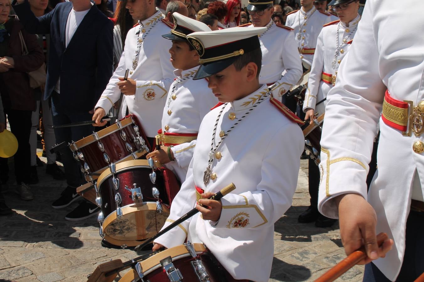 La luz y el gozo han puesto un gran broche a una Semana Santa, aciaga en sus momentos más intensos, a causa del mal tiempo que desde la noche del Miércoles y hasta el Viernes Santo trastocó en buena medida su desarrollo.Hoy el sol ha lucido en el cielo que como, cada Domingo de Resurrección, ha servido de Palio al hermoso Paso de la Virgen del Rosario, haciendo resplandecer, al tiempo, el momento culmen de esta celebración, el reencuentro en la Madre y el Hijo en la Fuente de los Santos, abarrotada de público. El momento ha sido emocionante, con los costaleros de la virgen y del Paso del Resucitado subiendo los brazos al cielo para representar el abrazo de ambas imágenes, ante la tradicional suelta de globos de ecolores y el estrépito de cornetas y tambores.La procesión ha seguido su curso hacia la Plaza de España, también muy concurrida, siendo en este escenario donde, miembros de Grupo Joven de la Cofradía del Coronado han regalado una petalada a la Virgen del Rosario. Ha sido un ofecimiento de la citada Cofradía que la noche del pasado Jueves no pudo obsequiar a su Virgen de la Amargura con esta lluvia de pétalos de rosas, a causa del mal tiempo.Así ha terminado la Semana Santa, incompleta para varias cofradías. La parte más amarga la han vivido la Cofradía del Señor Ecce-Homo que vió acortado su recorrido el Miércoles en una noche desapacible. También la Archicofradía del Santísimo Sacramento que apenas pudo asomarse a la calle y vió concentradas sus emociones en el templo patronal y la Cofradía del Señor Coronado de Espinas que también concentró el sentimieno y la devoción en la ermita de los Santos Mártires, viviendo momenos íntimos de gran emotividad. La Hermandad de la Esperanza Macarena brilló, sin embargo, en la Madrugá jerezana y la Cofradía de Nuestro Padre Jesús Nazareno derrochó fervor la tarde del Viernes en el interior de la iglesia visigoda de Santa María.