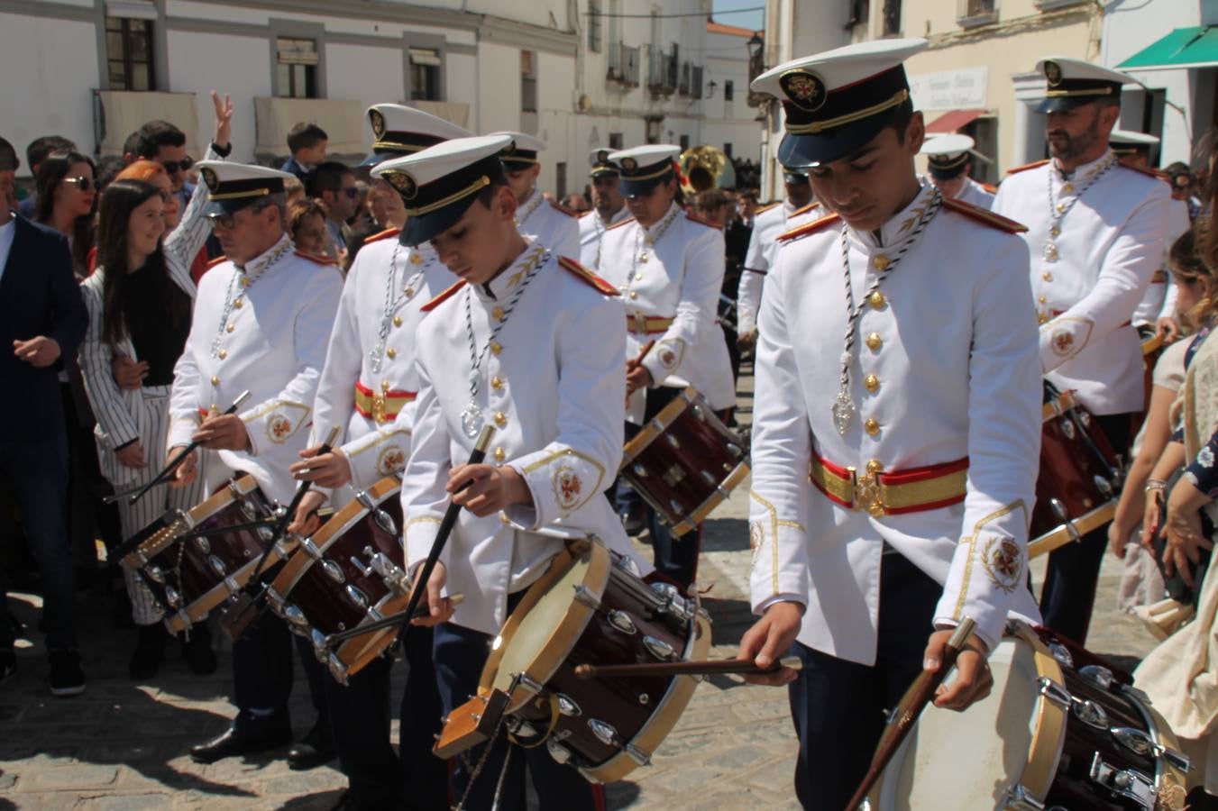 La luz y el gozo han puesto un gran broche a una Semana Santa, aciaga en sus momentos más intensos, a causa del mal tiempo que desde la noche del Miércoles y hasta el Viernes Santo trastocó en buena medida su desarrollo.Hoy el sol ha lucido en el cielo que como, cada Domingo de Resurrección, ha servido de Palio al hermoso Paso de la Virgen del Rosario, haciendo resplandecer, al tiempo, el momento culmen de esta celebración, el reencuentro en la Madre y el Hijo en la Fuente de los Santos, abarrotada de público. El momento ha sido emocionante, con los costaleros de la virgen y del Paso del Resucitado subiendo los brazos al cielo para representar el abrazo de ambas imágenes, ante la tradicional suelta de globos de ecolores y el estrépito de cornetas y tambores.La procesión ha seguido su curso hacia la Plaza de España, también muy concurrida, siendo en este escenario donde, miembros de Grupo Joven de la Cofradía del Coronado han regalado una petalada a la Virgen del Rosario. Ha sido un ofecimiento de la citada Cofradía que la noche del pasado Jueves no pudo obsequiar a su Virgen de la Amargura con esta lluvia de pétalos de rosas, a causa del mal tiempo.Así ha terminado la Semana Santa, incompleta para varias cofradías. La parte más amarga la han vivido la Cofradía del Señor Ecce-Homo que vió acortado su recorrido el Miércoles en una noche desapacible. También la Archicofradía del Santísimo Sacramento que apenas pudo asomarse a la calle y vió concentradas sus emociones en el templo patronal y la Cofradía del Señor Coronado de Espinas que también concentró el sentimieno y la devoción en la ermita de los Santos Mártires, viviendo momenos íntimos de gran emotividad. La Hermandad de la Esperanza Macarena brilló, sin embargo, en la Madrugá jerezana y la Cofradía de Nuestro Padre Jesús Nazareno derrochó fervor la tarde del Viernes en el interior de la iglesia visigoda de Santa María.