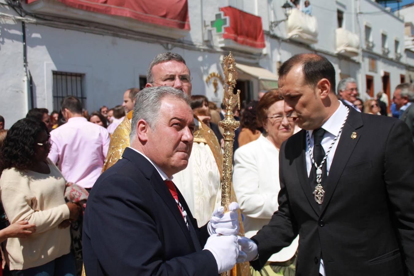 La luz y el gozo han puesto un gran broche a una Semana Santa, aciaga en sus momentos más intensos, a causa del mal tiempo que desde la noche del Miércoles y hasta el Viernes Santo trastocó en buena medida su desarrollo.Hoy el sol ha lucido en el cielo que como, cada Domingo de Resurrección, ha servido de Palio al hermoso Paso de la Virgen del Rosario, haciendo resplandecer, al tiempo, el momento culmen de esta celebración, el reencuentro en la Madre y el Hijo en la Fuente de los Santos, abarrotada de público. El momento ha sido emocionante, con los costaleros de la virgen y del Paso del Resucitado subiendo los brazos al cielo para representar el abrazo de ambas imágenes, ante la tradicional suelta de globos de ecolores y el estrépito de cornetas y tambores.La procesión ha seguido su curso hacia la Plaza de España, también muy concurrida, siendo en este escenario donde, miembros de Grupo Joven de la Cofradía del Coronado han regalado una petalada a la Virgen del Rosario. Ha sido un ofecimiento de la citada Cofradía que la noche del pasado Jueves no pudo obsequiar a su Virgen de la Amargura con esta lluvia de pétalos de rosas, a causa del mal tiempo.Así ha terminado la Semana Santa, incompleta para varias cofradías. La parte más amarga la han vivido la Cofradía del Señor Ecce-Homo que vió acortado su recorrido el Miércoles en una noche desapacible. También la Archicofradía del Santísimo Sacramento que apenas pudo asomarse a la calle y vió concentradas sus emociones en el templo patronal y la Cofradía del Señor Coronado de Espinas que también concentró el sentimieno y la devoción en la ermita de los Santos Mártires, viviendo momenos íntimos de gran emotividad. La Hermandad de la Esperanza Macarena brilló, sin embargo, en la Madrugá jerezana y la Cofradía de Nuestro Padre Jesús Nazareno derrochó fervor la tarde del Viernes en el interior de la iglesia visigoda de Santa María.