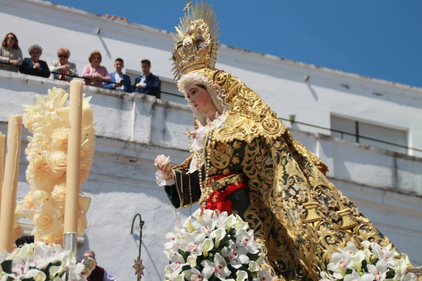 La luz y el gozo han puesto un gran broche a una Semana Santa, aciaga en sus momentos más intensos, a causa del mal tiempo que desde la noche del Miércoles y hasta el Viernes Santo trastocó en buena medida su desarrollo.Hoy el sol ha lucido en el cielo que como, cada Domingo de Resurrección, ha servido de Palio al hermoso Paso de la Virgen del Rosario, haciendo resplandecer, al tiempo, el momento culmen de esta celebración, el reencuentro en la Madre y el Hijo en la Fuente de los Santos, abarrotada de público. El momento ha sido emocionante, con los costaleros de la virgen y del Paso del Resucitado subiendo los brazos al cielo para representar el abrazo de ambas imágenes, ante la tradicional suelta de globos de ecolores y el estrépito de cornetas y tambores.La procesión ha seguido su curso hacia la Plaza de España, también muy concurrida, siendo en este escenario donde, miembros de Grupo Joven de la Cofradía del Coronado han regalado una petalada a la Virgen del Rosario. Ha sido un ofecimiento de la citada Cofradía que la noche del pasado Jueves no pudo obsequiar a su Virgen de la Amargura con esta lluvia de pétalos de rosas, a causa del mal tiempo.Así ha terminado la Semana Santa, incompleta para varias cofradías. La parte más amarga la han vivido la Cofradía del Señor Ecce-Homo que vió acortado su recorrido el Miércoles en una noche desapacible. También la Archicofradía del Santísimo Sacramento que apenas pudo asomarse a la calle y vió concentradas sus emociones en el templo patronal y la Cofradía del Señor Coronado de Espinas que también concentró el sentimieno y la devoción en la ermita de los Santos Mártires, viviendo momenos íntimos de gran emotividad. La Hermandad de la Esperanza Macarena brilló, sin embargo, en la Madrugá jerezana y la Cofradía de Nuestro Padre Jesús Nazareno derrochó fervor la tarde del Viernes en el interior de la iglesia visigoda de Santa María.
