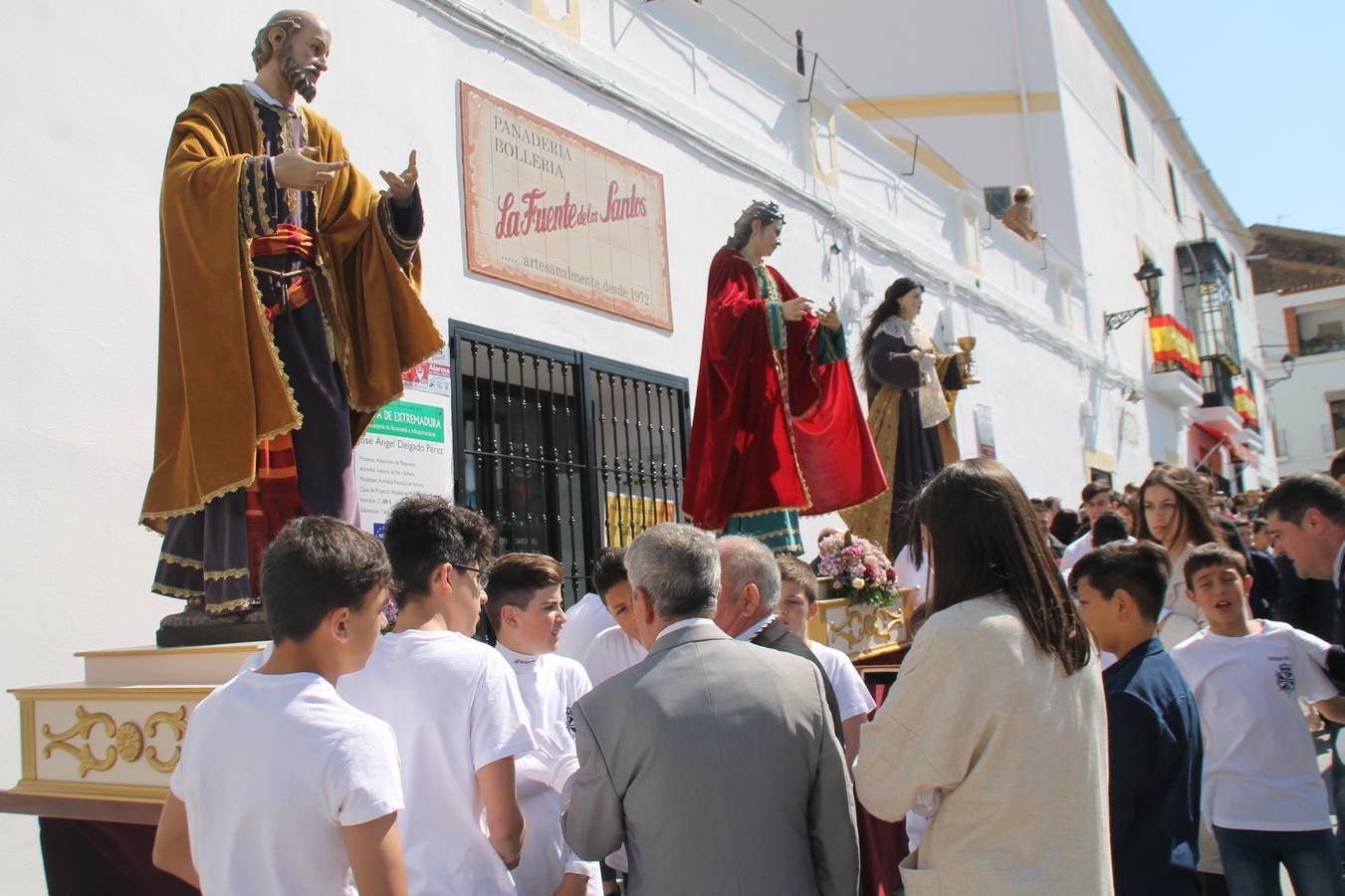La luz y el gozo han puesto un gran broche a una Semana Santa, aciaga en sus momentos más intensos, a causa del mal tiempo que desde la noche del Miércoles y hasta el Viernes Santo trastocó en buena medida su desarrollo.Hoy el sol ha lucido en el cielo que como, cada Domingo de Resurrección, ha servido de Palio al hermoso Paso de la Virgen del Rosario, haciendo resplandecer, al tiempo, el momento culmen de esta celebración, el reencuentro en la Madre y el Hijo en la Fuente de los Santos, abarrotada de público. El momento ha sido emocionante, con los costaleros de la virgen y del Paso del Resucitado subiendo los brazos al cielo para representar el abrazo de ambas imágenes, ante la tradicional suelta de globos de ecolores y el estrépito de cornetas y tambores.La procesión ha seguido su curso hacia la Plaza de España, también muy concurrida, siendo en este escenario donde, miembros de Grupo Joven de la Cofradía del Coronado han regalado una petalada a la Virgen del Rosario. Ha sido un ofecimiento de la citada Cofradía que la noche del pasado Jueves no pudo obsequiar a su Virgen de la Amargura con esta lluvia de pétalos de rosas, a causa del mal tiempo.Así ha terminado la Semana Santa, incompleta para varias cofradías. La parte más amarga la han vivido la Cofradía del Señor Ecce-Homo que vió acortado su recorrido el Miércoles en una noche desapacible. También la Archicofradía del Santísimo Sacramento que apenas pudo asomarse a la calle y vió concentradas sus emociones en el templo patronal y la Cofradía del Señor Coronado de Espinas que también concentró el sentimieno y la devoción en la ermita de los Santos Mártires, viviendo momenos íntimos de gran emotividad. La Hermandad de la Esperanza Macarena brilló, sin embargo, en la Madrugá jerezana y la Cofradía de Nuestro Padre Jesús Nazareno derrochó fervor la tarde del Viernes en el interior de la iglesia visigoda de Santa María.