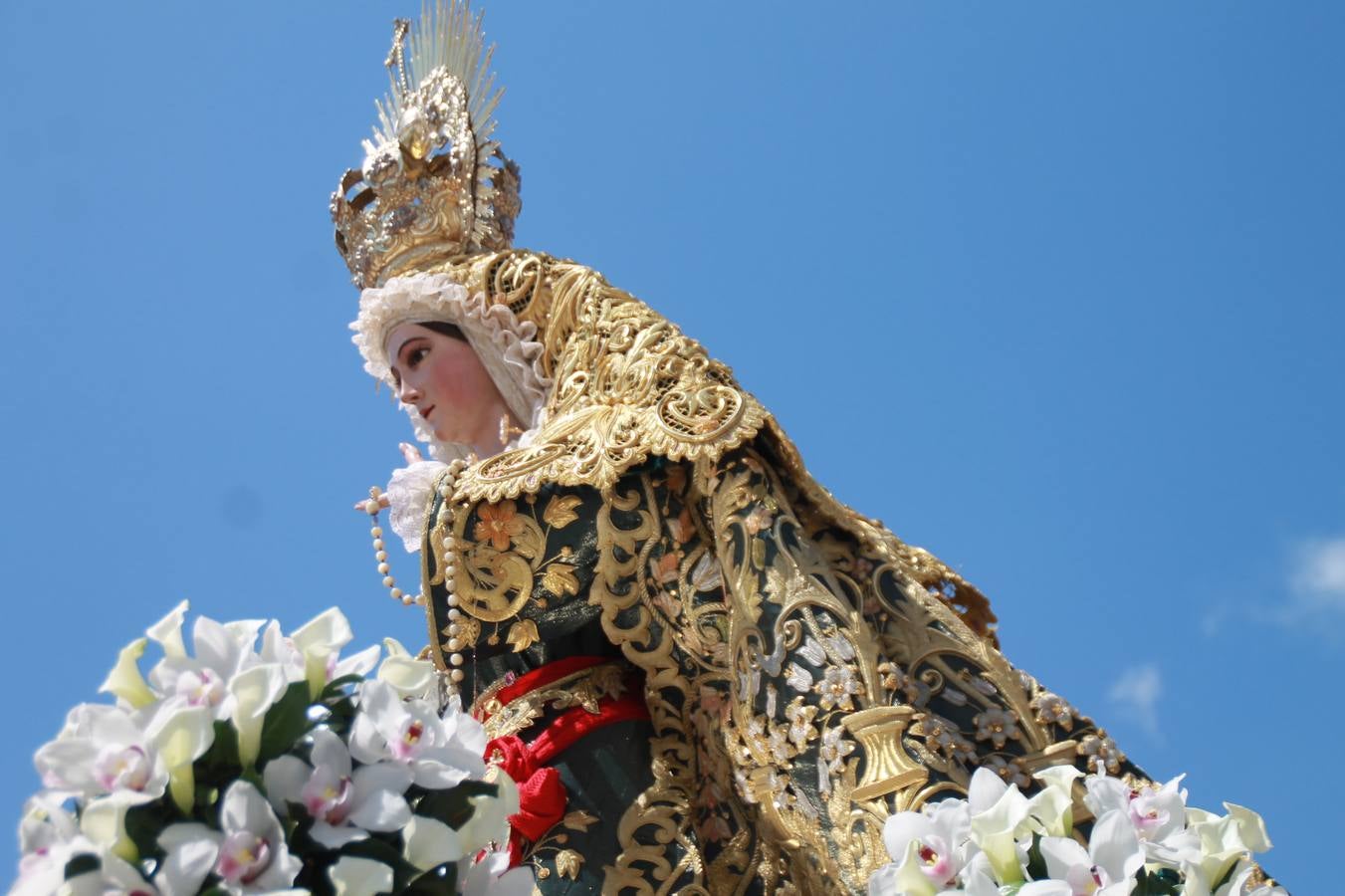 La luz y el gozo han puesto un gran broche a una Semana Santa, aciaga en sus momentos más intensos, a causa del mal tiempo que desde la noche del Miércoles y hasta el Viernes Santo trastocó en buena medida su desarrollo.Hoy el sol ha lucido en el cielo que como, cada Domingo de Resurrección, ha servido de Palio al hermoso Paso de la Virgen del Rosario, haciendo resplandecer, al tiempo, el momento culmen de esta celebración, el reencuentro en la Madre y el Hijo en la Fuente de los Santos, abarrotada de público. El momento ha sido emocionante, con los costaleros de la virgen y del Paso del Resucitado subiendo los brazos al cielo para representar el abrazo de ambas imágenes, ante la tradicional suelta de globos de ecolores y el estrépito de cornetas y tambores.La procesión ha seguido su curso hacia la Plaza de España, también muy concurrida, siendo en este escenario donde, miembros de Grupo Joven de la Cofradía del Coronado han regalado una petalada a la Virgen del Rosario. Ha sido un ofecimiento de la citada Cofradía que la noche del pasado Jueves no pudo obsequiar a su Virgen de la Amargura con esta lluvia de pétalos de rosas, a causa del mal tiempo.Así ha terminado la Semana Santa, incompleta para varias cofradías. La parte más amarga la han vivido la Cofradía del Señor Ecce-Homo que vió acortado su recorrido el Miércoles en una noche desapacible. También la Archicofradía del Santísimo Sacramento que apenas pudo asomarse a la calle y vió concentradas sus emociones en el templo patronal y la Cofradía del Señor Coronado de Espinas que también concentró el sentimieno y la devoción en la ermita de los Santos Mártires, viviendo momenos íntimos de gran emotividad. La Hermandad de la Esperanza Macarena brilló, sin embargo, en la Madrugá jerezana y la Cofradía de Nuestro Padre Jesús Nazareno derrochó fervor la tarde del Viernes en el interior de la iglesia visigoda de Santa María.