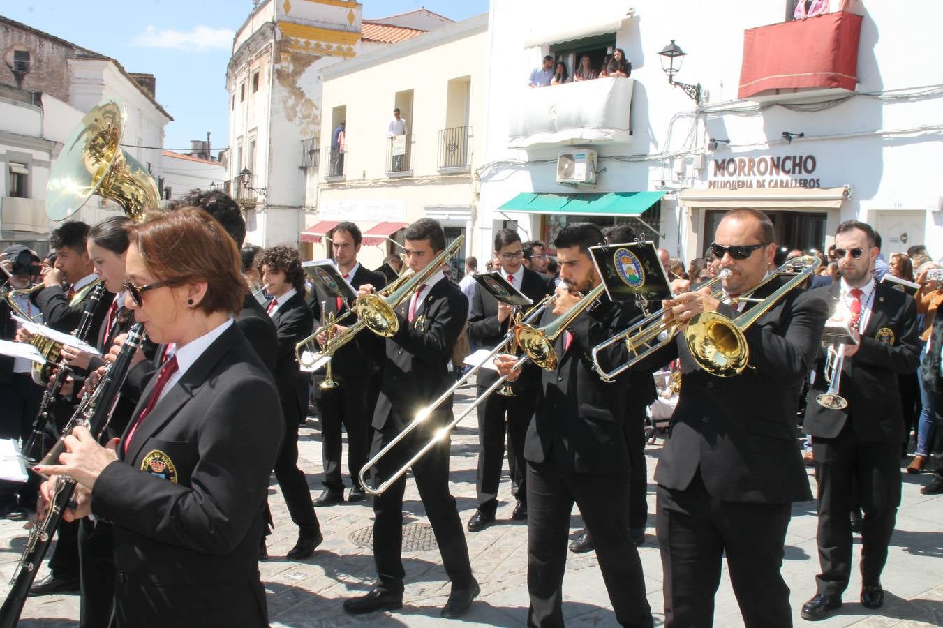 La luz y el gozo han puesto un gran broche a una Semana Santa, aciaga en sus momentos más intensos, a causa del mal tiempo que desde la noche del Miércoles y hasta el Viernes Santo trastocó en buena medida su desarrollo.Hoy el sol ha lucido en el cielo que como, cada Domingo de Resurrección, ha servido de Palio al hermoso Paso de la Virgen del Rosario, haciendo resplandecer, al tiempo, el momento culmen de esta celebración, el reencuentro en la Madre y el Hijo en la Fuente de los Santos, abarrotada de público. El momento ha sido emocionante, con los costaleros de la virgen y del Paso del Resucitado subiendo los brazos al cielo para representar el abrazo de ambas imágenes, ante la tradicional suelta de globos de ecolores y el estrépito de cornetas y tambores.La procesión ha seguido su curso hacia la Plaza de España, también muy concurrida, siendo en este escenario donde, miembros de Grupo Joven de la Cofradía del Coronado han regalado una petalada a la Virgen del Rosario. Ha sido un ofecimiento de la citada Cofradía que la noche del pasado Jueves no pudo obsequiar a su Virgen de la Amargura con esta lluvia de pétalos de rosas, a causa del mal tiempo.Así ha terminado la Semana Santa, incompleta para varias cofradías. La parte más amarga la han vivido la Cofradía del Señor Ecce-Homo que vió acortado su recorrido el Miércoles en una noche desapacible. También la Archicofradía del Santísimo Sacramento que apenas pudo asomarse a la calle y vió concentradas sus emociones en el templo patronal y la Cofradía del Señor Coronado de Espinas que también concentró el sentimieno y la devoción en la ermita de los Santos Mártires, viviendo momenos íntimos de gran emotividad. La Hermandad de la Esperanza Macarena brilló, sin embargo, en la Madrugá jerezana y la Cofradía de Nuestro Padre Jesús Nazareno derrochó fervor la tarde del Viernes en el interior de la iglesia visigoda de Santa María.