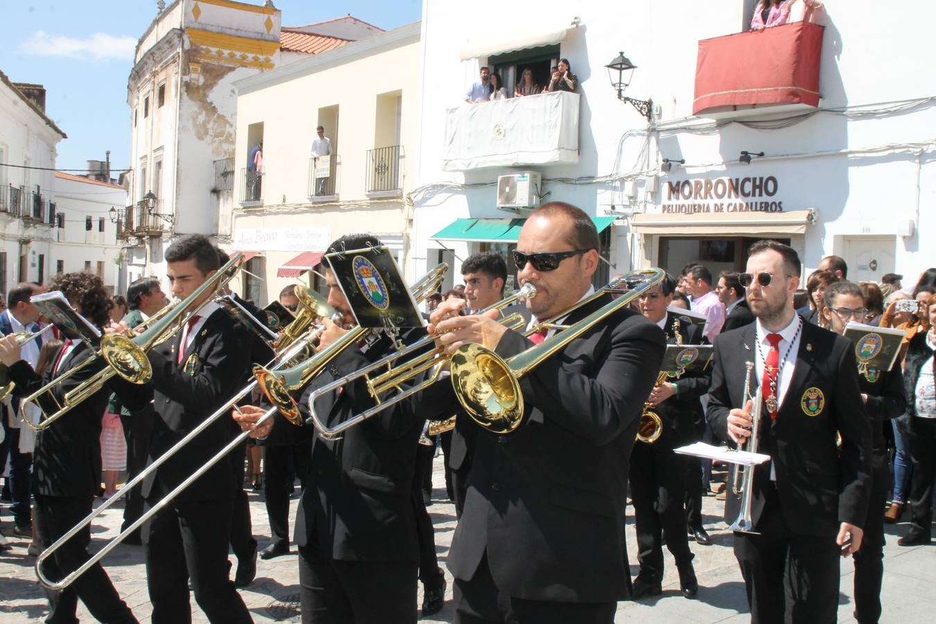 La luz y el gozo han puesto un gran broche a una Semana Santa, aciaga en sus momentos más intensos, a causa del mal tiempo que desde la noche del Miércoles y hasta el Viernes Santo trastocó en buena medida su desarrollo.Hoy el sol ha lucido en el cielo que como, cada Domingo de Resurrección, ha servido de Palio al hermoso Paso de la Virgen del Rosario, haciendo resplandecer, al tiempo, el momento culmen de esta celebración, el reencuentro en la Madre y el Hijo en la Fuente de los Santos, abarrotada de público. El momento ha sido emocionante, con los costaleros de la virgen y del Paso del Resucitado subiendo los brazos al cielo para representar el abrazo de ambas imágenes, ante la tradicional suelta de globos de ecolores y el estrépito de cornetas y tambores.La procesión ha seguido su curso hacia la Plaza de España, también muy concurrida, siendo en este escenario donde, miembros de Grupo Joven de la Cofradía del Coronado han regalado una petalada a la Virgen del Rosario. Ha sido un ofecimiento de la citada Cofradía que la noche del pasado Jueves no pudo obsequiar a su Virgen de la Amargura con esta lluvia de pétalos de rosas, a causa del mal tiempo.Así ha terminado la Semana Santa, incompleta para varias cofradías. La parte más amarga la han vivido la Cofradía del Señor Ecce-Homo que vió acortado su recorrido el Miércoles en una noche desapacible. También la Archicofradía del Santísimo Sacramento que apenas pudo asomarse a la calle y vió concentradas sus emociones en el templo patronal y la Cofradía del Señor Coronado de Espinas que también concentró el sentimieno y la devoción en la ermita de los Santos Mártires, viviendo momenos íntimos de gran emotividad. La Hermandad de la Esperanza Macarena brilló, sin embargo, en la Madrugá jerezana y la Cofradía de Nuestro Padre Jesús Nazareno derrochó fervor la tarde del Viernes en el interior de la iglesia visigoda de Santa María.