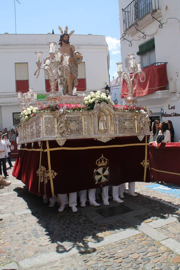 La luz y el gozo han puesto un gran broche a una Semana Santa, aciaga en sus momentos más intensos, a causa del mal tiempo que desde la noche del Miércoles y hasta el Viernes Santo trastocó en buena medida su desarrollo.Hoy el sol ha lucido en el cielo que como, cada Domingo de Resurrección, ha servido de Palio al hermoso Paso de la Virgen del Rosario, haciendo resplandecer, al tiempo, el momento culmen de esta celebración, el reencuentro en la Madre y el Hijo en la Fuente de los Santos, abarrotada de público. El momento ha sido emocionante, con los costaleros de la virgen y del Paso del Resucitado subiendo los brazos al cielo para representar el abrazo de ambas imágenes, ante la tradicional suelta de globos de ecolores y el estrépito de cornetas y tambores.La procesión ha seguido su curso hacia la Plaza de España, también muy concurrida, siendo en este escenario donde, miembros de Grupo Joven de la Cofradía del Coronado han regalado una petalada a la Virgen del Rosario. Ha sido un ofecimiento de la citada Cofradía que la noche del pasado Jueves no pudo obsequiar a su Virgen de la Amargura con esta lluvia de pétalos de rosas, a causa del mal tiempo.Así ha terminado la Semana Santa, incompleta para varias cofradías. La parte más amarga la han vivido la Cofradía del Señor Ecce-Homo que vió acortado su recorrido el Miércoles en una noche desapacible. También la Archicofradía del Santísimo Sacramento que apenas pudo asomarse a la calle y vió concentradas sus emociones en el templo patronal y la Cofradía del Señor Coronado de Espinas que también concentró el sentimieno y la devoción en la ermita de los Santos Mártires, viviendo momenos íntimos de gran emotividad. La Hermandad de la Esperanza Macarena brilló, sin embargo, en la Madrugá jerezana y la Cofradía de Nuestro Padre Jesús Nazareno derrochó fervor la tarde del Viernes en el interior de la iglesia visigoda de Santa María.