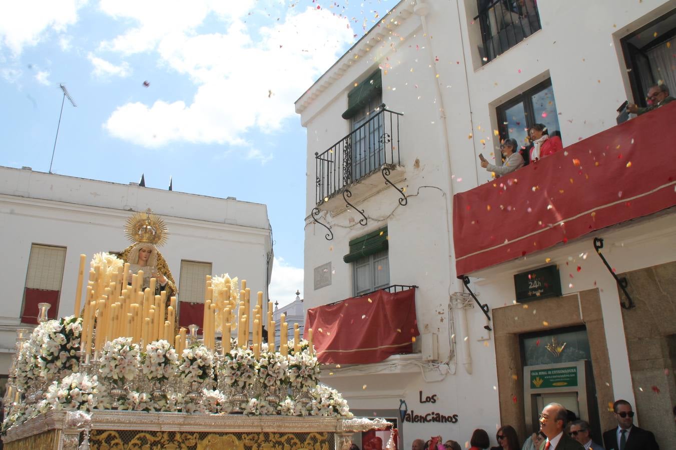 La luz y el gozo han puesto un gran broche a una Semana Santa, aciaga en sus momentos más intensos, a causa del mal tiempo que desde la noche del Miércoles y hasta el Viernes Santo trastocó en buena medida su desarrollo.Hoy el sol ha lucido en el cielo que como, cada Domingo de Resurrección, ha servido de Palio al hermoso Paso de la Virgen del Rosario, haciendo resplandecer, al tiempo, el momento culmen de esta celebración, el reencuentro en la Madre y el Hijo en la Fuente de los Santos, abarrotada de público. El momento ha sido emocionante, con los costaleros de la virgen y del Paso del Resucitado subiendo los brazos al cielo para representar el abrazo de ambas imágenes, ante la tradicional suelta de globos de ecolores y el estrépito de cornetas y tambores.La procesión ha seguido su curso hacia la Plaza de España, también muy concurrida, siendo en este escenario donde, miembros de Grupo Joven de la Cofradía del Coronado han regalado una petalada a la Virgen del Rosario. Ha sido un ofecimiento de la citada Cofradía que la noche del pasado Jueves no pudo obsequiar a su Virgen de la Amargura con esta lluvia de pétalos de rosas, a causa del mal tiempo.Así ha terminado la Semana Santa, incompleta para varias cofradías. La parte más amarga la han vivido la Cofradía del Señor Ecce-Homo que vió acortado su recorrido el Miércoles en una noche desapacible. También la Archicofradía del Santísimo Sacramento que apenas pudo asomarse a la calle y vió concentradas sus emociones en el templo patronal y la Cofradía del Señor Coronado de Espinas que también concentró el sentimieno y la devoción en la ermita de los Santos Mártires, viviendo momenos íntimos de gran emotividad. La Hermandad de la Esperanza Macarena brilló, sin embargo, en la Madrugá jerezana y la Cofradía de Nuestro Padre Jesús Nazareno derrochó fervor la tarde del Viernes en el interior de la iglesia visigoda de Santa María.