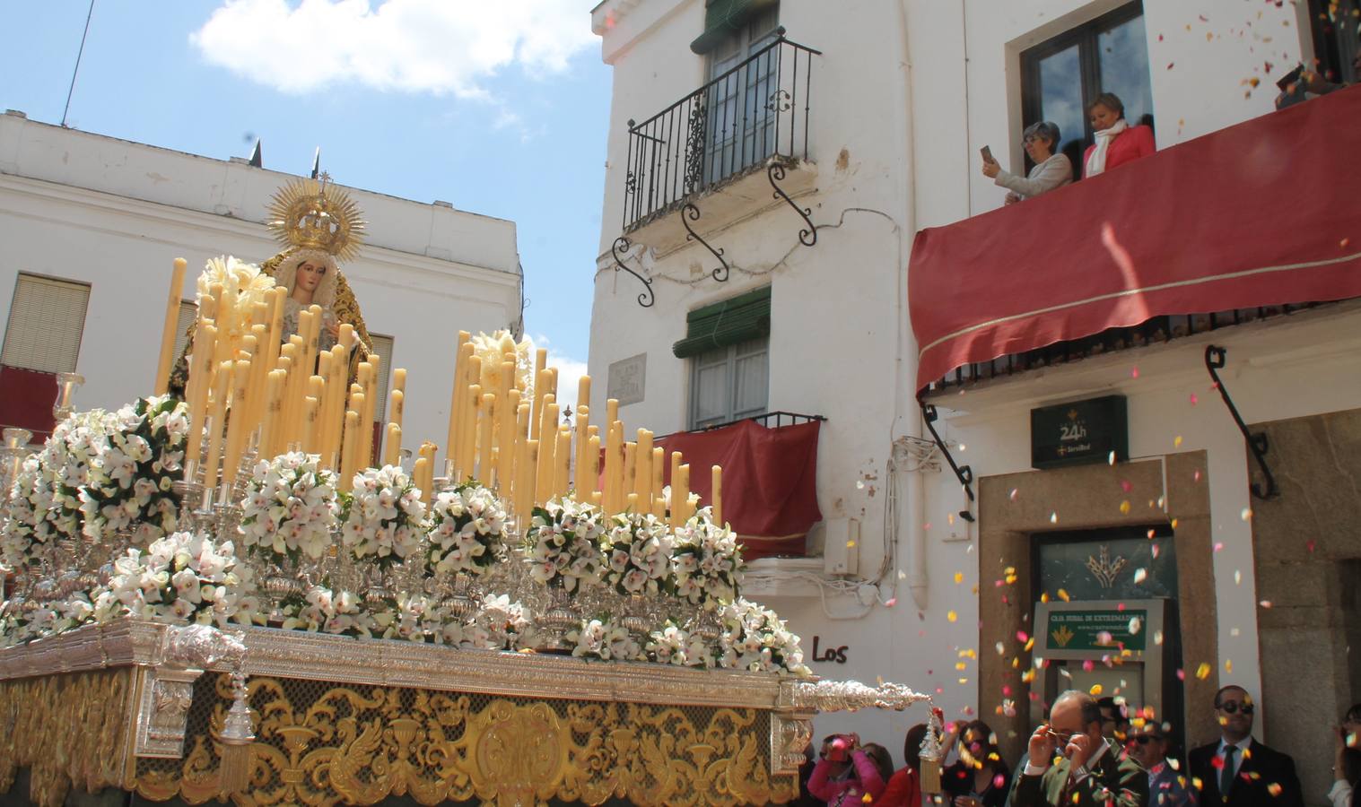 La luz y el gozo han puesto un gran broche a una Semana Santa, aciaga en sus momentos más intensos, a causa del mal tiempo que desde la noche del Miércoles y hasta el Viernes Santo trastocó en buena medida su desarrollo.Hoy el sol ha lucido en el cielo que como, cada Domingo de Resurrección, ha servido de Palio al hermoso Paso de la Virgen del Rosario, haciendo resplandecer, al tiempo, el momento culmen de esta celebración, el reencuentro en la Madre y el Hijo en la Fuente de los Santos, abarrotada de público. El momento ha sido emocionante, con los costaleros de la virgen y del Paso del Resucitado subiendo los brazos al cielo para representar el abrazo de ambas imágenes, ante la tradicional suelta de globos de ecolores y el estrépito de cornetas y tambores.La procesión ha seguido su curso hacia la Plaza de España, también muy concurrida, siendo en este escenario donde, miembros de Grupo Joven de la Cofradía del Coronado han regalado una petalada a la Virgen del Rosario. Ha sido un ofecimiento de la citada Cofradía que la noche del pasado Jueves no pudo obsequiar a su Virgen de la Amargura con esta lluvia de pétalos de rosas, a causa del mal tiempo.Así ha terminado la Semana Santa, incompleta para varias cofradías. La parte más amarga la han vivido la Cofradía del Señor Ecce-Homo que vió acortado su recorrido el Miércoles en una noche desapacible. También la Archicofradía del Santísimo Sacramento que apenas pudo asomarse a la calle y vió concentradas sus emociones en el templo patronal y la Cofradía del Señor Coronado de Espinas que también concentró el sentimieno y la devoción en la ermita de los Santos Mártires, viviendo momenos íntimos de gran emotividad. La Hermandad de la Esperanza Macarena brilló, sin embargo, en la Madrugá jerezana y la Cofradía de Nuestro Padre Jesús Nazareno derrochó fervor la tarde del Viernes en el interior de la iglesia visigoda de Santa María.