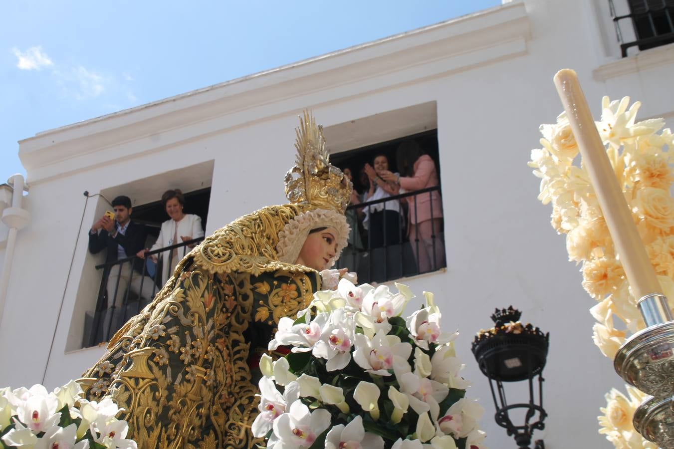 La luz y el gozo han puesto un gran broche a una Semana Santa, aciaga en sus momentos más intensos, a causa del mal tiempo que desde la noche del Miércoles y hasta el Viernes Santo trastocó en buena medida su desarrollo.Hoy el sol ha lucido en el cielo que como, cada Domingo de Resurrección, ha servido de Palio al hermoso Paso de la Virgen del Rosario, haciendo resplandecer, al tiempo, el momento culmen de esta celebración, el reencuentro en la Madre y el Hijo en la Fuente de los Santos, abarrotada de público. El momento ha sido emocionante, con los costaleros de la virgen y del Paso del Resucitado subiendo los brazos al cielo para representar el abrazo de ambas imágenes, ante la tradicional suelta de globos de ecolores y el estrépito de cornetas y tambores.La procesión ha seguido su curso hacia la Plaza de España, también muy concurrida, siendo en este escenario donde, miembros de Grupo Joven de la Cofradía del Coronado han regalado una petalada a la Virgen del Rosario. Ha sido un ofecimiento de la citada Cofradía que la noche del pasado Jueves no pudo obsequiar a su Virgen de la Amargura con esta lluvia de pétalos de rosas, a causa del mal tiempo.Así ha terminado la Semana Santa, incompleta para varias cofradías. La parte más amarga la han vivido la Cofradía del Señor Ecce-Homo que vió acortado su recorrido el Miércoles en una noche desapacible. También la Archicofradía del Santísimo Sacramento que apenas pudo asomarse a la calle y vió concentradas sus emociones en el templo patronal y la Cofradía del Señor Coronado de Espinas que también concentró el sentimieno y la devoción en la ermita de los Santos Mártires, viviendo momenos íntimos de gran emotividad. La Hermandad de la Esperanza Macarena brilló, sin embargo, en la Madrugá jerezana y la Cofradía de Nuestro Padre Jesús Nazareno derrochó fervor la tarde del Viernes en el interior de la iglesia visigoda de Santa María.