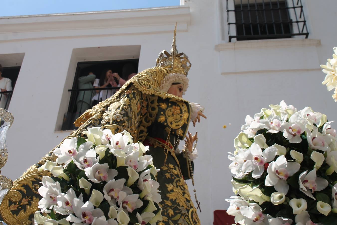 La luz y el gozo han puesto un gran broche a una Semana Santa, aciaga en sus momentos más intensos, a causa del mal tiempo que desde la noche del Miércoles y hasta el Viernes Santo trastocó en buena medida su desarrollo.Hoy el sol ha lucido en el cielo que como, cada Domingo de Resurrección, ha servido de Palio al hermoso Paso de la Virgen del Rosario, haciendo resplandecer, al tiempo, el momento culmen de esta celebración, el reencuentro en la Madre y el Hijo en la Fuente de los Santos, abarrotada de público. El momento ha sido emocionante, con los costaleros de la virgen y del Paso del Resucitado subiendo los brazos al cielo para representar el abrazo de ambas imágenes, ante la tradicional suelta de globos de ecolores y el estrépito de cornetas y tambores.La procesión ha seguido su curso hacia la Plaza de España, también muy concurrida, siendo en este escenario donde, miembros de Grupo Joven de la Cofradía del Coronado han regalado una petalada a la Virgen del Rosario. Ha sido un ofecimiento de la citada Cofradía que la noche del pasado Jueves no pudo obsequiar a su Virgen de la Amargura con esta lluvia de pétalos de rosas, a causa del mal tiempo.Así ha terminado la Semana Santa, incompleta para varias cofradías. La parte más amarga la han vivido la Cofradía del Señor Ecce-Homo que vió acortado su recorrido el Miércoles en una noche desapacible. También la Archicofradía del Santísimo Sacramento que apenas pudo asomarse a la calle y vió concentradas sus emociones en el templo patronal y la Cofradía del Señor Coronado de Espinas que también concentró el sentimieno y la devoción en la ermita de los Santos Mártires, viviendo momenos íntimos de gran emotividad. La Hermandad de la Esperanza Macarena brilló, sin embargo, en la Madrugá jerezana y la Cofradía de Nuestro Padre Jesús Nazareno derrochó fervor la tarde del Viernes en el interior de la iglesia visigoda de Santa María.