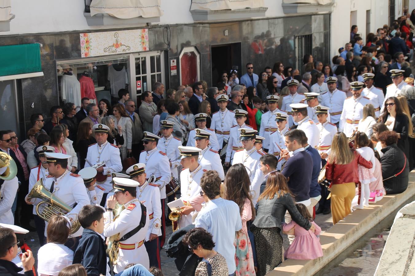 La luz y el gozo han puesto un gran broche a una Semana Santa, aciaga en sus momentos más intensos, a causa del mal tiempo que desde la noche del Miércoles y hasta el Viernes Santo trastocó en buena medida su desarrollo.Hoy el sol ha lucido en el cielo que como, cada Domingo de Resurrección, ha servido de Palio al hermoso Paso de la Virgen del Rosario, haciendo resplandecer, al tiempo, el momento culmen de esta celebración, el reencuentro en la Madre y el Hijo en la Fuente de los Santos, abarrotada de público. El momento ha sido emocionante, con los costaleros de la virgen y del Paso del Resucitado subiendo los brazos al cielo para representar el abrazo de ambas imágenes, ante la tradicional suelta de globos de ecolores y el estrépito de cornetas y tambores.La procesión ha seguido su curso hacia la Plaza de España, también muy concurrida, siendo en este escenario donde, miembros de Grupo Joven de la Cofradía del Coronado han regalado una petalada a la Virgen del Rosario. Ha sido un ofecimiento de la citada Cofradía que la noche del pasado Jueves no pudo obsequiar a su Virgen de la Amargura con esta lluvia de pétalos de rosas, a causa del mal tiempo.Así ha terminado la Semana Santa, incompleta para varias cofradías. La parte más amarga la han vivido la Cofradía del Señor Ecce-Homo que vió acortado su recorrido el Miércoles en una noche desapacible. También la Archicofradía del Santísimo Sacramento que apenas pudo asomarse a la calle y vió concentradas sus emociones en el templo patronal y la Cofradía del Señor Coronado de Espinas que también concentró el sentimieno y la devoción en la ermita de los Santos Mártires, viviendo momenos íntimos de gran emotividad. La Hermandad de la Esperanza Macarena brilló, sin embargo, en la Madrugá jerezana y la Cofradía de Nuestro Padre Jesús Nazareno derrochó fervor la tarde del Viernes en el interior de la iglesia visigoda de Santa María.