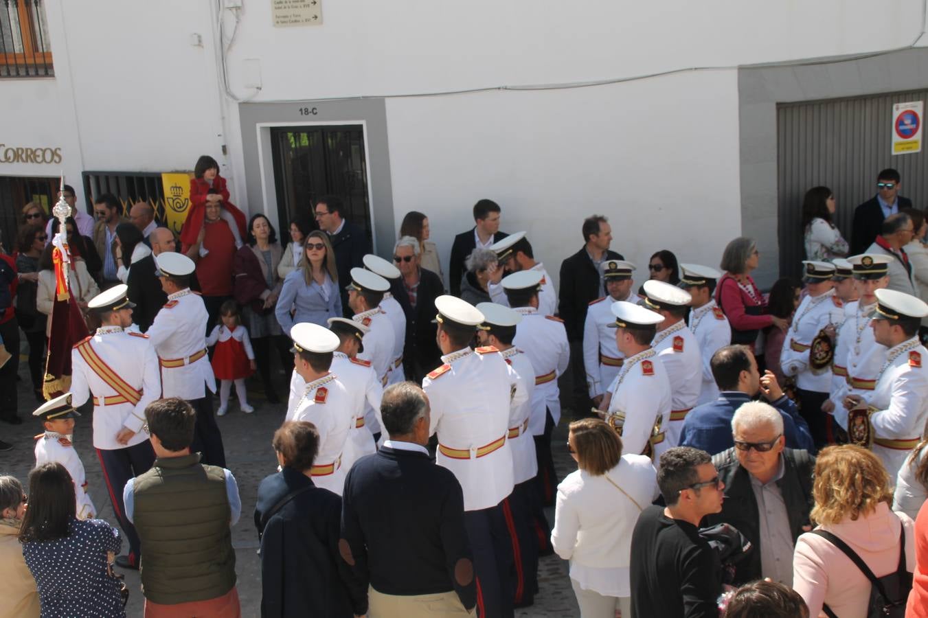 La luz y el gozo han puesto un gran broche a una Semana Santa, aciaga en sus momentos más intensos, a causa del mal tiempo que desde la noche del Miércoles y hasta el Viernes Santo trastocó en buena medida su desarrollo.Hoy el sol ha lucido en el cielo que como, cada Domingo de Resurrección, ha servido de Palio al hermoso Paso de la Virgen del Rosario, haciendo resplandecer, al tiempo, el momento culmen de esta celebración, el reencuentro en la Madre y el Hijo en la Fuente de los Santos, abarrotada de público. El momento ha sido emocionante, con los costaleros de la virgen y del Paso del Resucitado subiendo los brazos al cielo para representar el abrazo de ambas imágenes, ante la tradicional suelta de globos de ecolores y el estrépito de cornetas y tambores.La procesión ha seguido su curso hacia la Plaza de España, también muy concurrida, siendo en este escenario donde, miembros de Grupo Joven de la Cofradía del Coronado han regalado una petalada a la Virgen del Rosario. Ha sido un ofecimiento de la citada Cofradía que la noche del pasado Jueves no pudo obsequiar a su Virgen de la Amargura con esta lluvia de pétalos de rosas, a causa del mal tiempo.Así ha terminado la Semana Santa, incompleta para varias cofradías. La parte más amarga la han vivido la Cofradía del Señor Ecce-Homo que vió acortado su recorrido el Miércoles en una noche desapacible. También la Archicofradía del Santísimo Sacramento que apenas pudo asomarse a la calle y vió concentradas sus emociones en el templo patronal y la Cofradía del Señor Coronado de Espinas que también concentró el sentimieno y la devoción en la ermita de los Santos Mártires, viviendo momenos íntimos de gran emotividad. La Hermandad de la Esperanza Macarena brilló, sin embargo, en la Madrugá jerezana y la Cofradía de Nuestro Padre Jesús Nazareno derrochó fervor la tarde del Viernes en el interior de la iglesia visigoda de Santa María.
